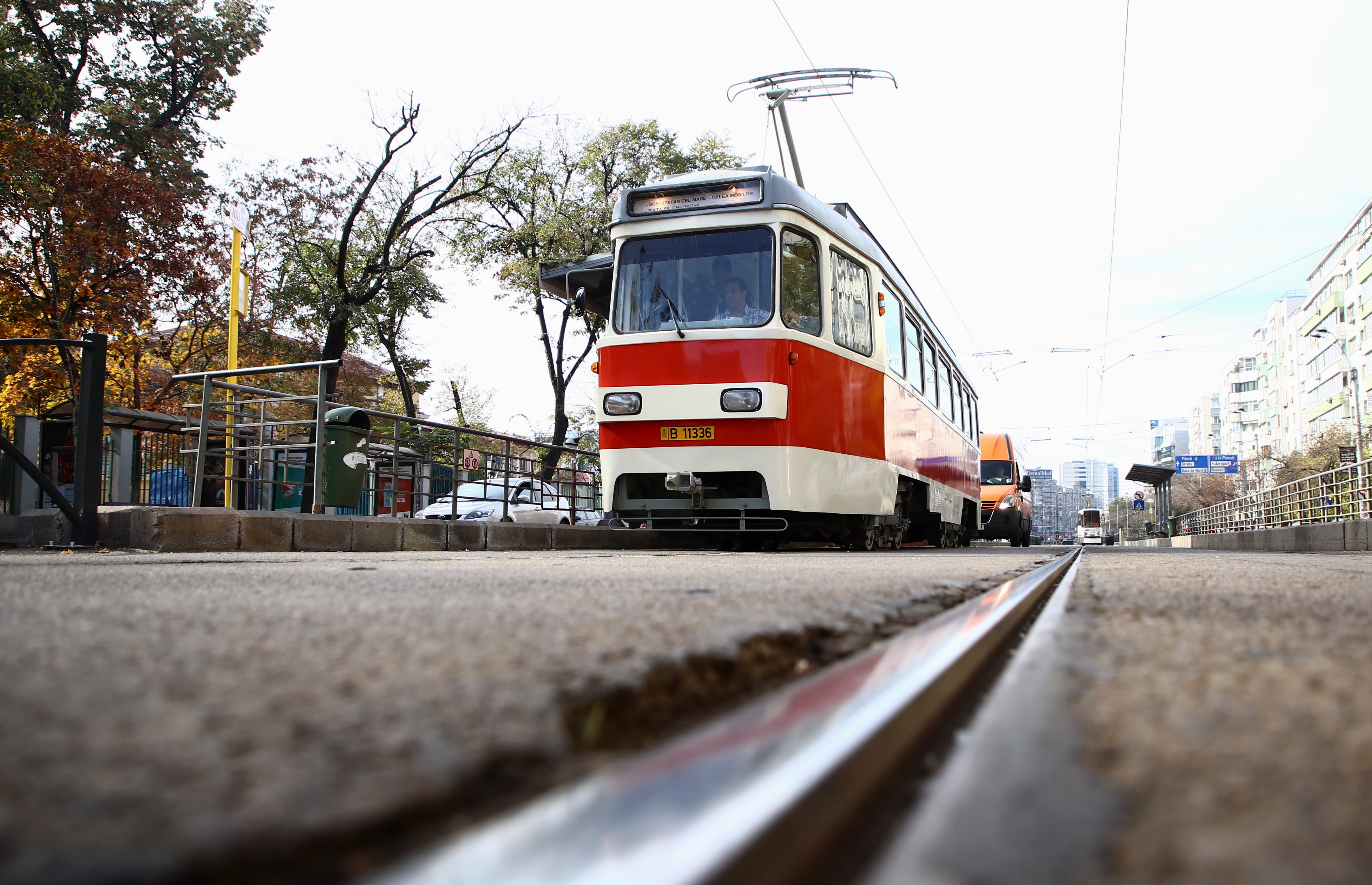 GALERIE FOTO / Imagini inedite cu tramvaiele de epocă, la paradă în București. În vagoane a cântat fanfara, iar vatmanul a purtat uniforma de altădată