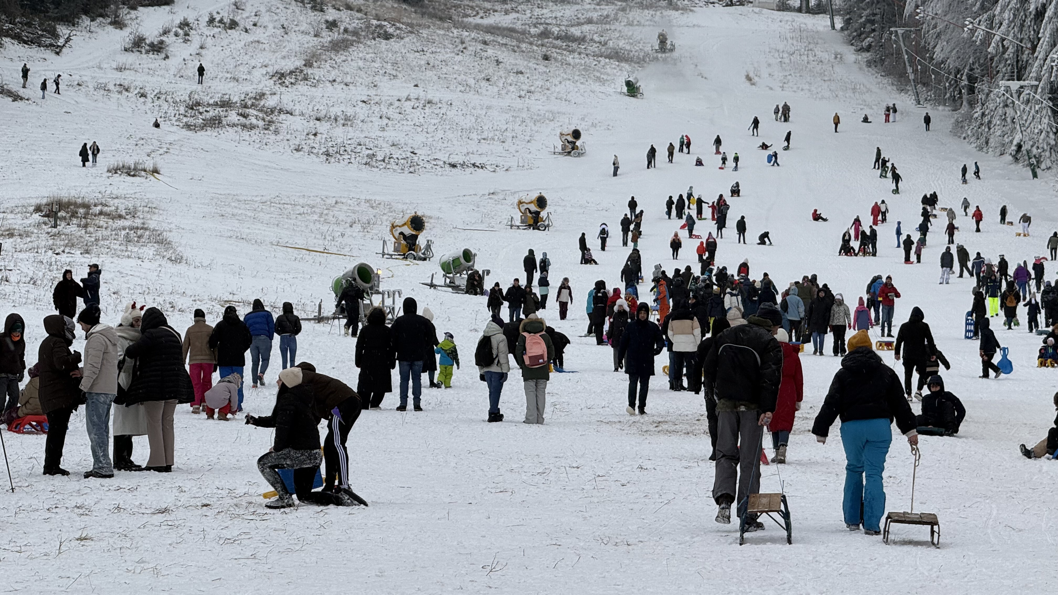 Vacanță cu nervii întinși la maximum: haos, cozi peste tot și alcool pe pârtie în Poiana Brașov