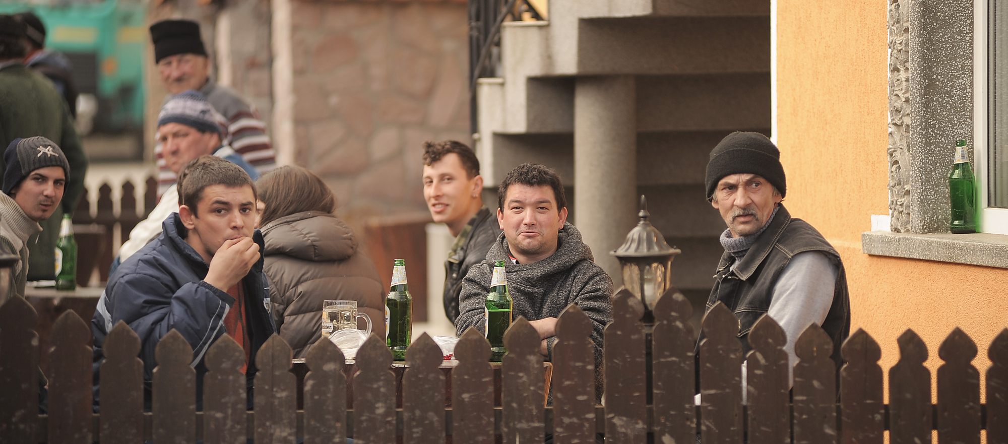 REPORTAJ: Ziua Maghiarilor, cu ghetele-n noroi, la Căpeni: "N-am mai ajuns să punem flori la monument. E înghiţit de apă“/FOTO