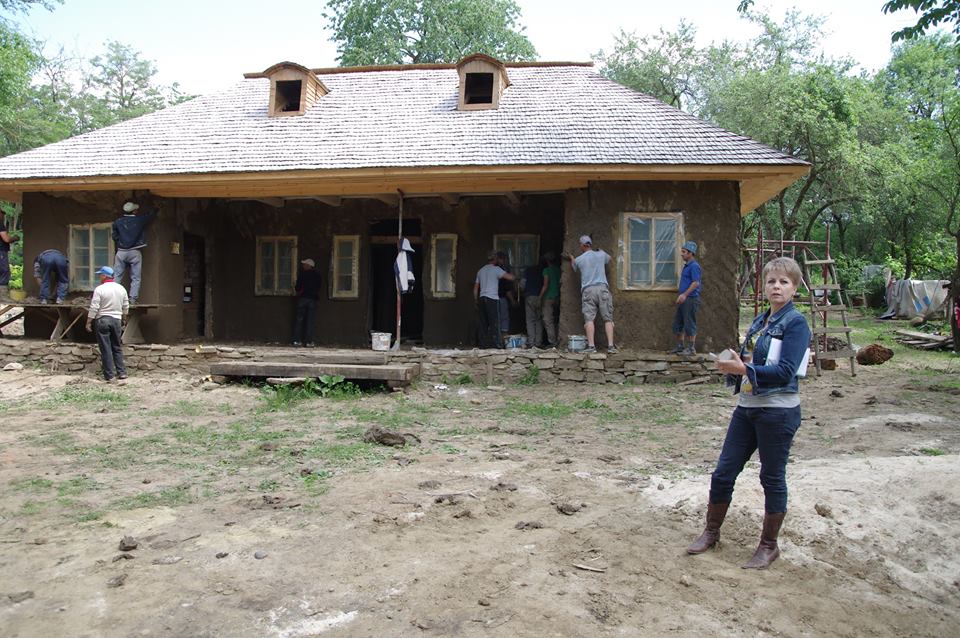Clacă la casa lui George Enescu! Voluntarii au reparat pereții cu mâinile goale