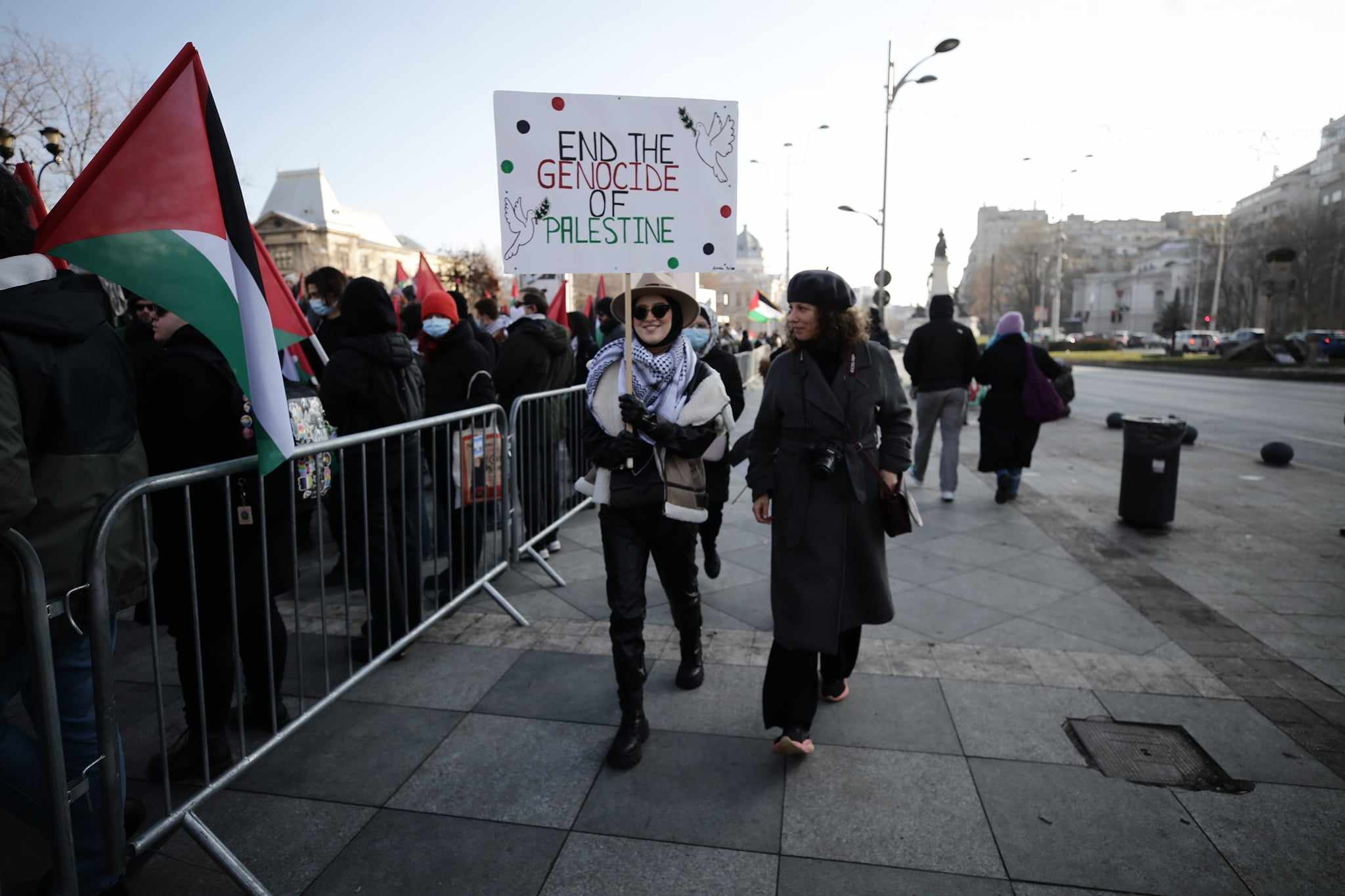Manifestație pro-Palestina în București. Participanții au avut tobe şi fluiere, iar alţii au afişat pancarte: „Opriţi masacrul din Gaza”