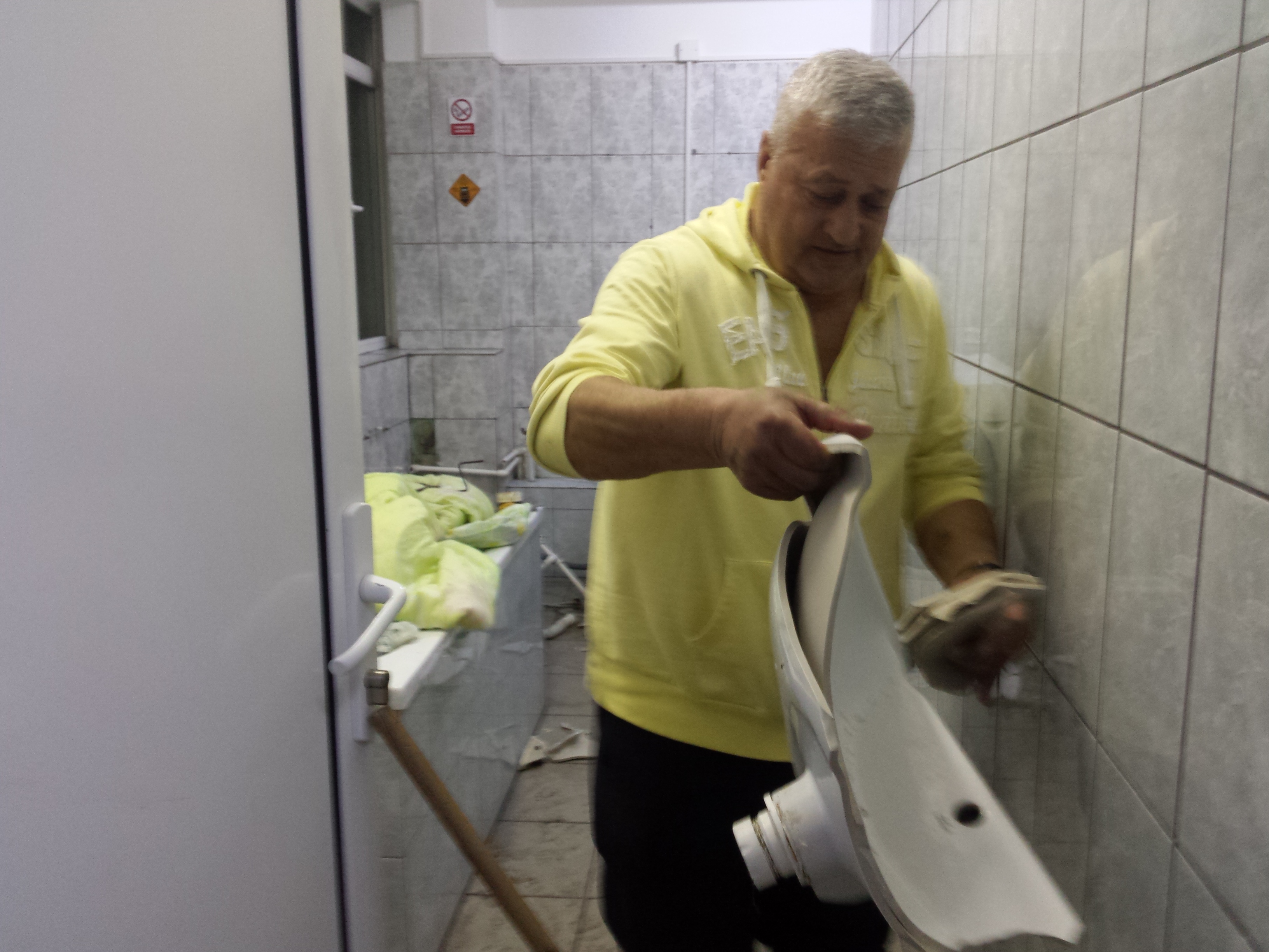 A făcut dezastru în centrul social! Daune de 50.000 de lei! VIDEO & GALERIE FOTO