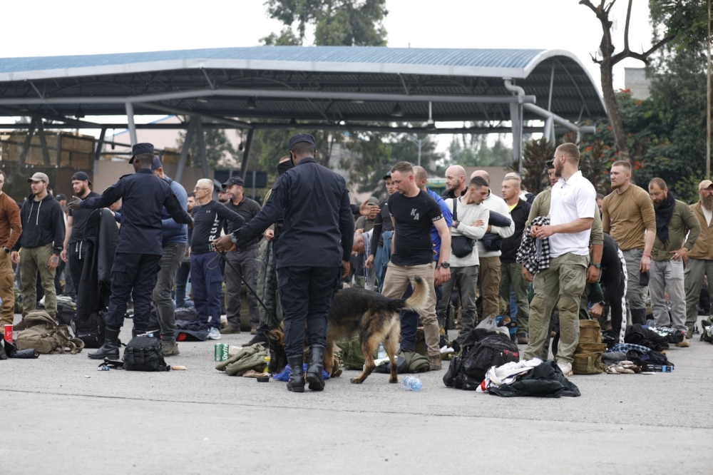 Imagini dezolante cu cei 280 de mercenari români care s-au predat rebelilor M23, în Congo: „Rolul lor a agravat și mai mult conflictul”