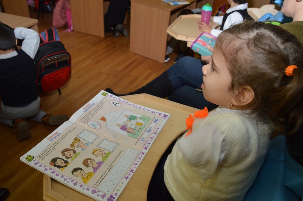 EXCLUSIV/ Delia, fetița care în pofida handicapului grav merge la o școală obișnuită, s-a integrat bine în colectiv: "Îmi place mult la școală"/FOTO
