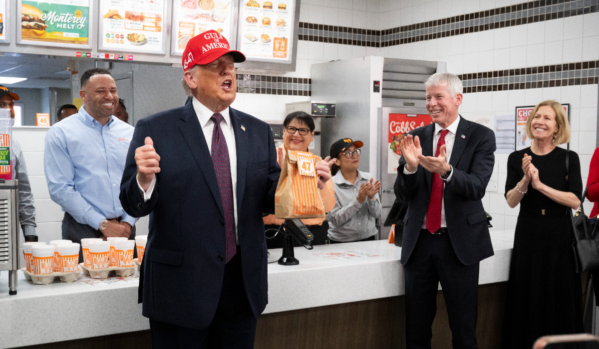 Cum vrea Donald Trump să salveze burgerii din SUA, una dintre mâncărurile lui preferate