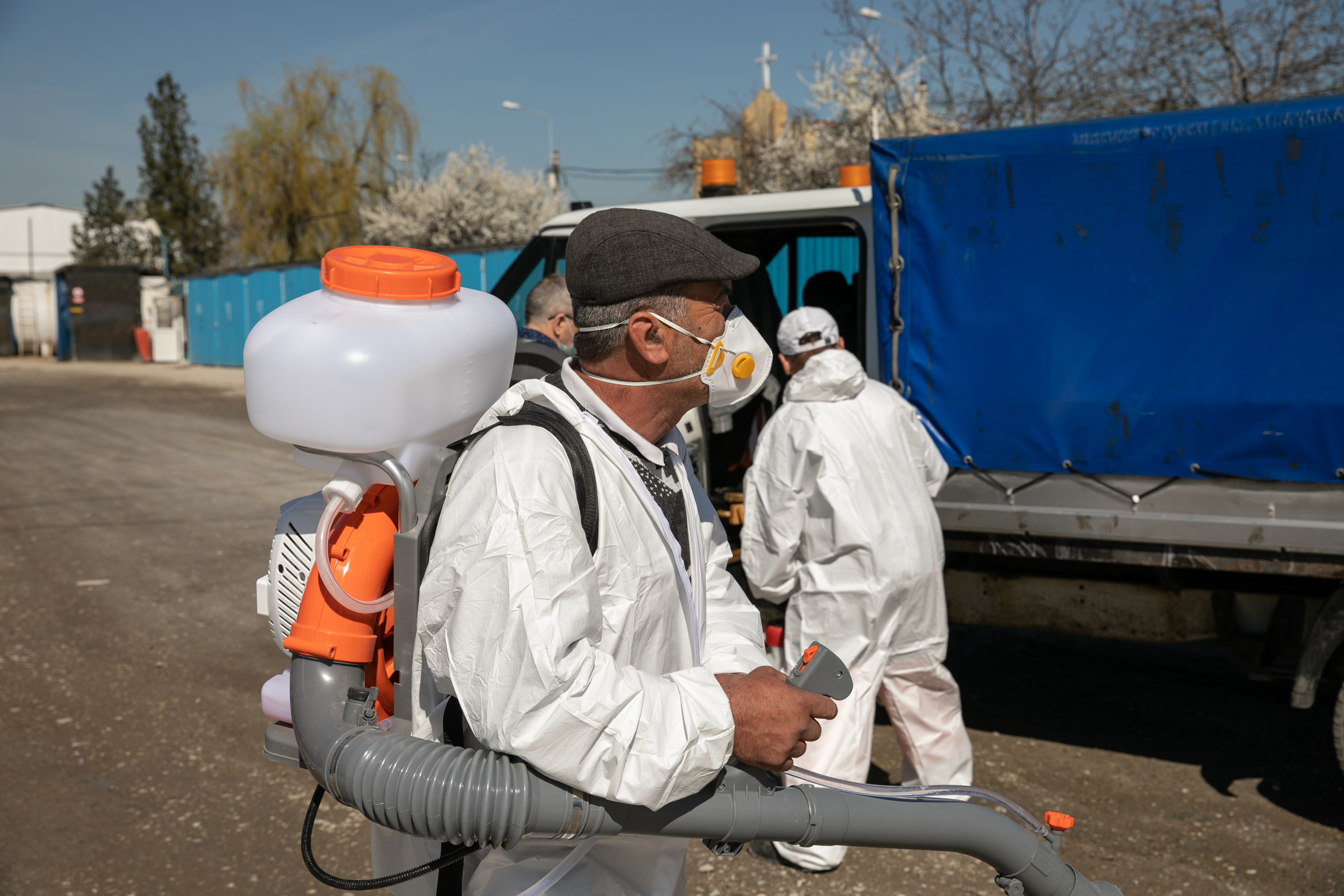 Eroii necunoscuți. 4.000 de ”gunoieri” înfruntă în București pandemia de coronavirus și stigmatizarea: ”Fără ei, în trei zile avem și holeră”