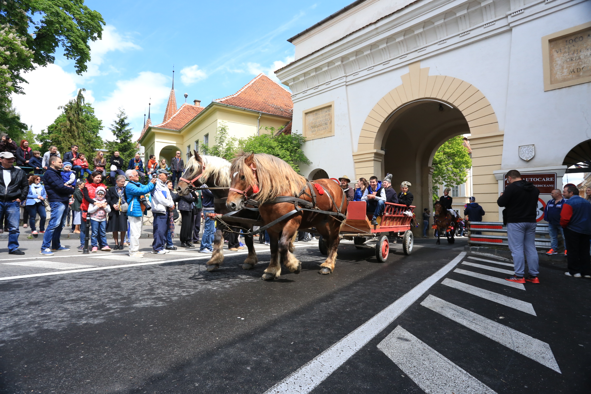 Mii de oameni au asistat la Parada Junilor la Brașov | GALERIE FOTO