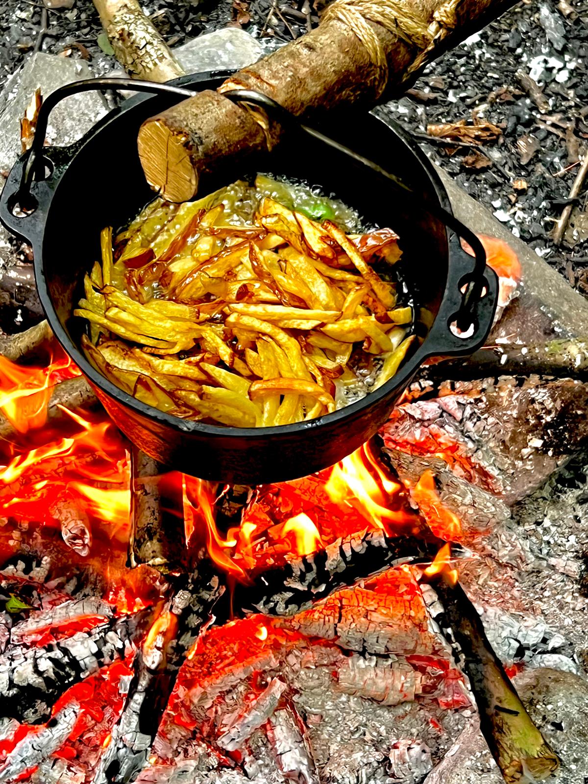 Omul de afaceri care și-a făcut bucătărie în mijlocul pădurii: „Pe mine mă strâng pereții”. Rețeta dezvăluită pentru Libertatea: aripioare de porc la ceaun