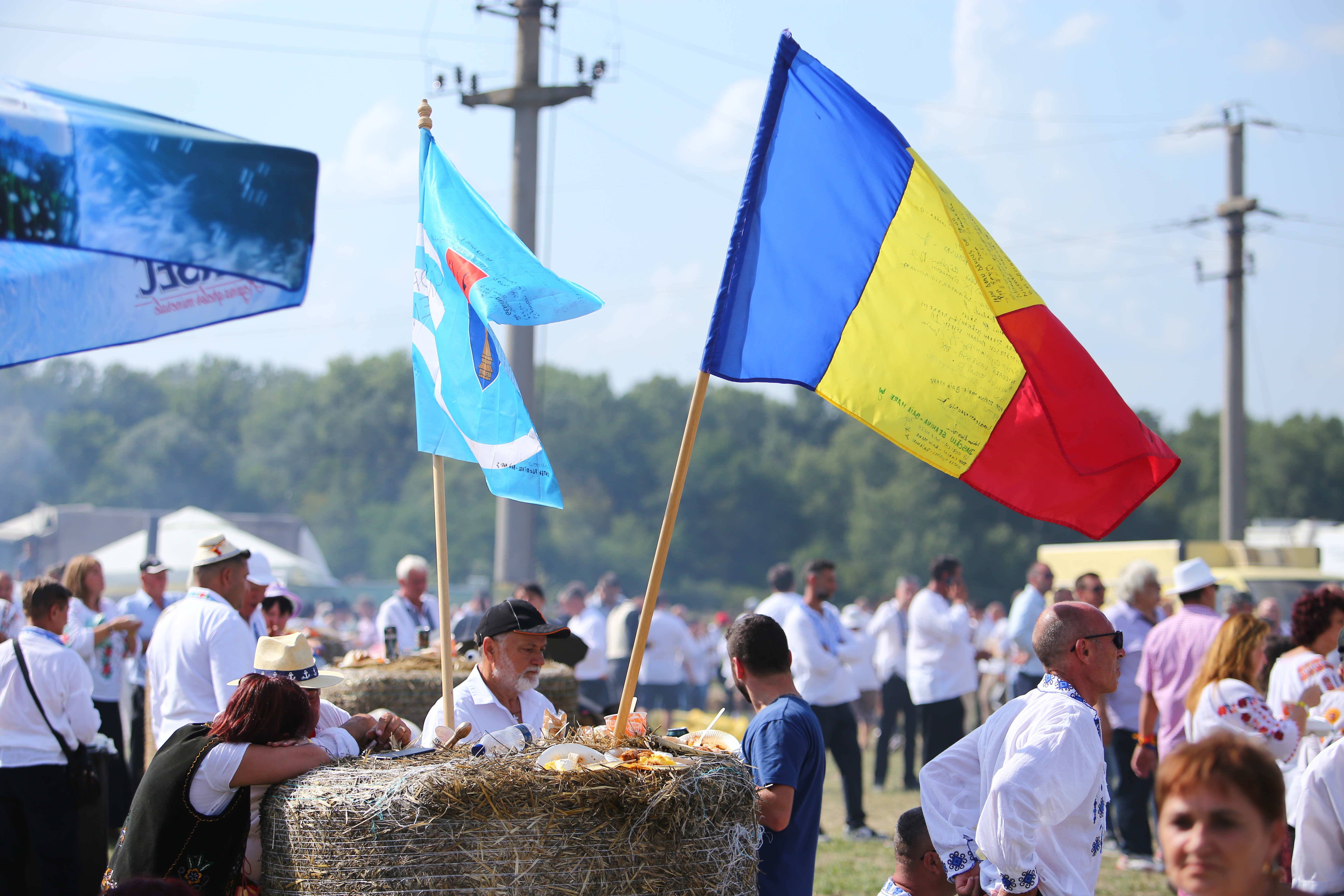 FOTO. Nunta lui George Simion, văzută de la fața locului. Câteva sute de oameni au rezistat în fața scenei, petrecerea a continuat până la 7 dimineața
