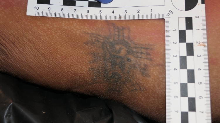 Ismeretlen holttestet találtak Miskolcon! Ilyen tetoválása van, Ön felismeri?