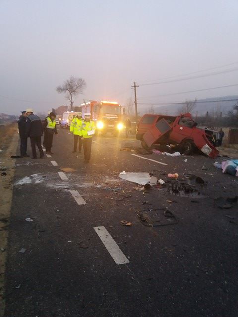 Accident grav în Mehedinți. Două persoane au murit după ce două microbuze s-au ciocnit