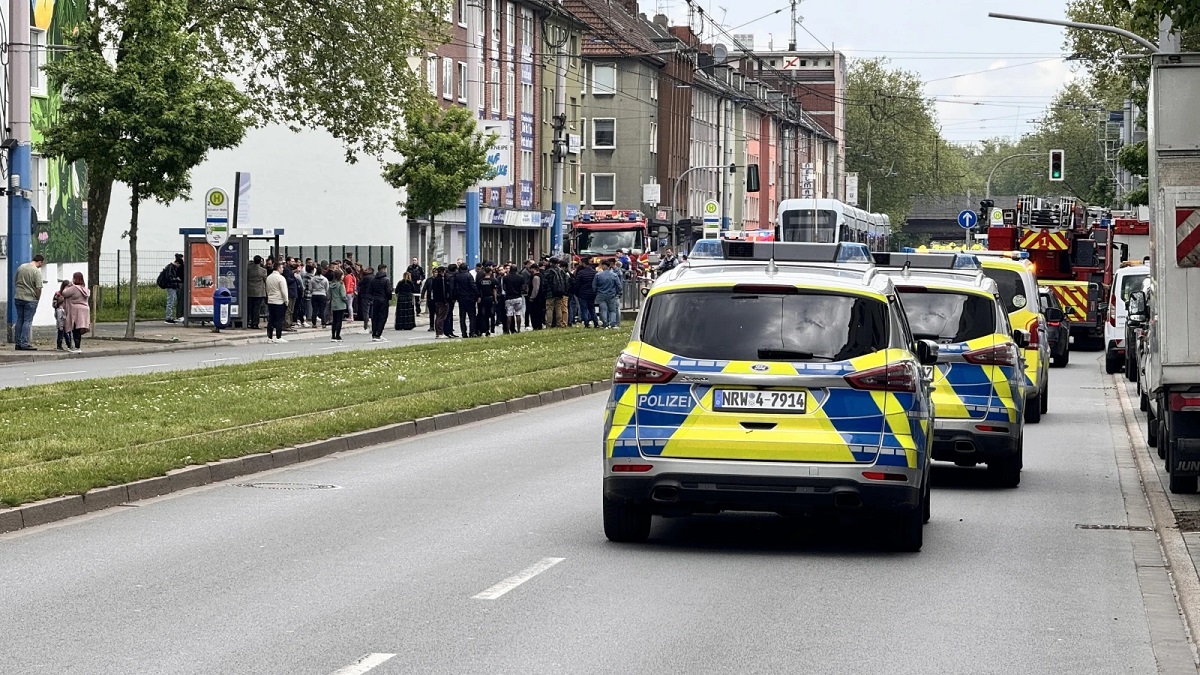 Rudele băiețelului român de 8 ani ucis de tramvai în Germania, supravegheate de polițiști: „Ei plâng altfel decât noi, germanii. Încercăm să-i lăsăm să facă asta”