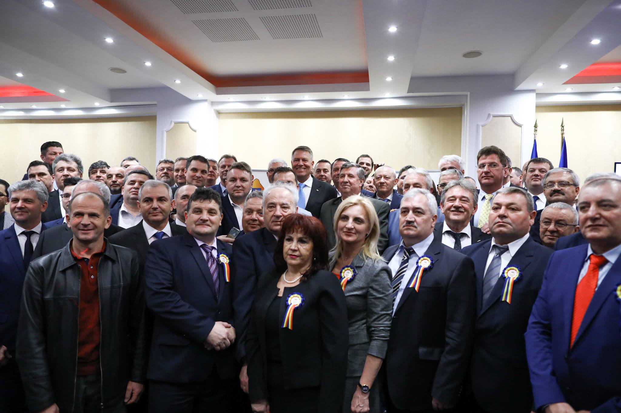 FOTO | Iohannis atacă PSD, la o întâlnire cu primarii de oraşe: "Nu doresc să se folosească bani europeni. Primarii, puşi în situaţia penibilă să stea cu mâna întinsă la Guvern"
