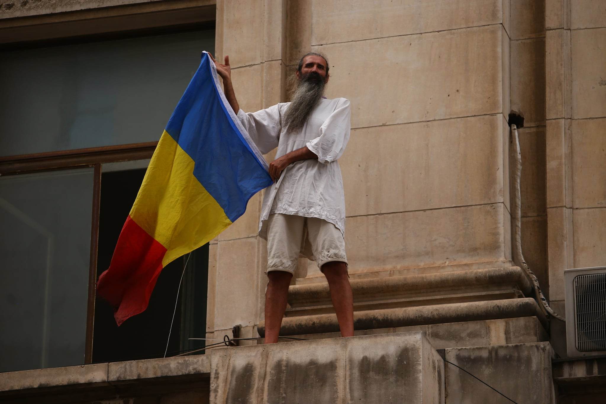 Mai mulți jurnaliști, loviți la protestul AUR anti-vaccin. Organizatorii au instigat oamenii să forțeze intrarea în Ministerul Sănătății, acuză Jandarmeria