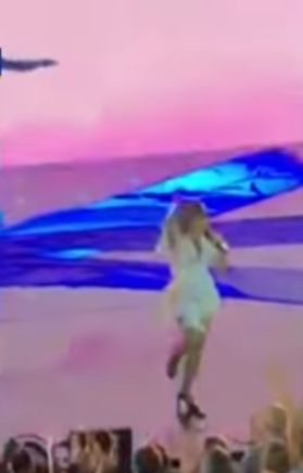 Paula Abdul a căzut de pe scenă. Incident în timpul unui concert | FOTO & VIDEO