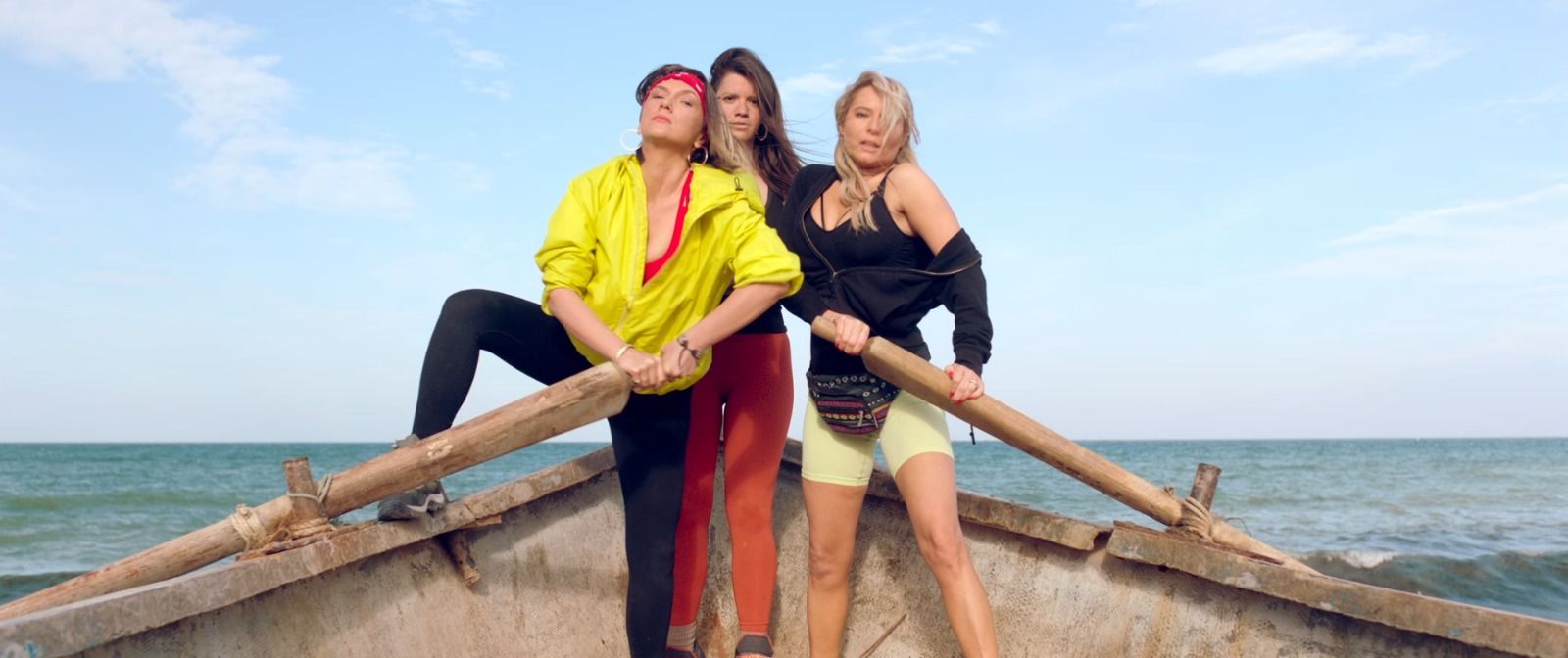 Laura Cosoi, Adela Popescu și Ada Condeescu, „goale” pe afișul filmului „Retreat Vama Veche”. Ce roluri joacă în comedia filmată la mare