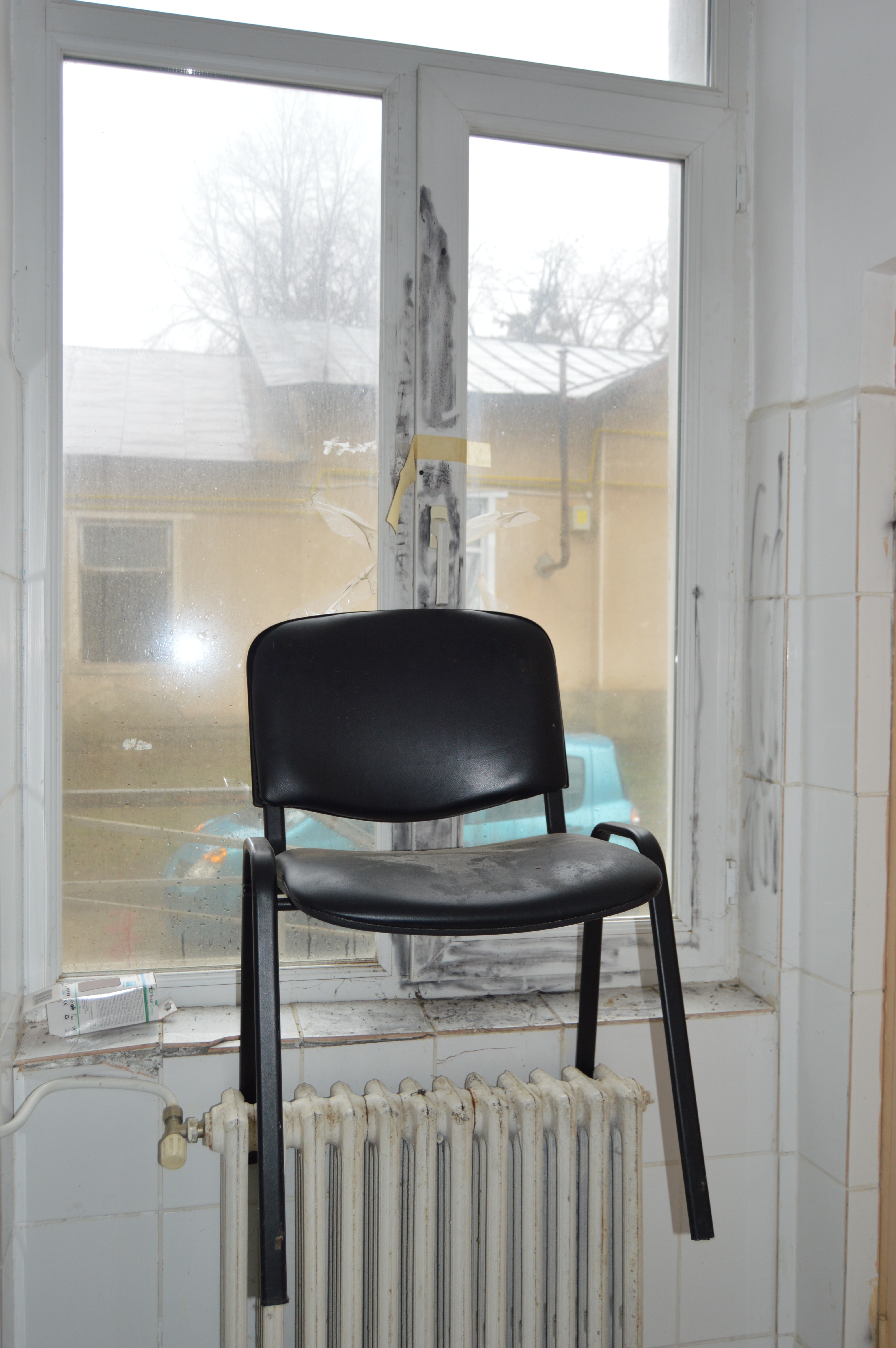 FOTOREPORTAJ/ Bombă biologică în spitalul din Negrești, închis de Guvernul Boc: pereți, instrumentar și paturi mucegăite