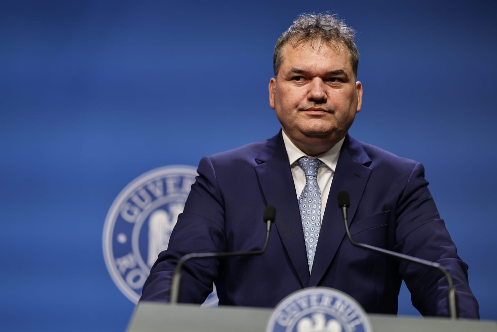 Ilie Bolojan taie numărul angajaților din primării și Consilii Județene. Și polițiștii locali vor fi afectați. Ce decizii a mai luat