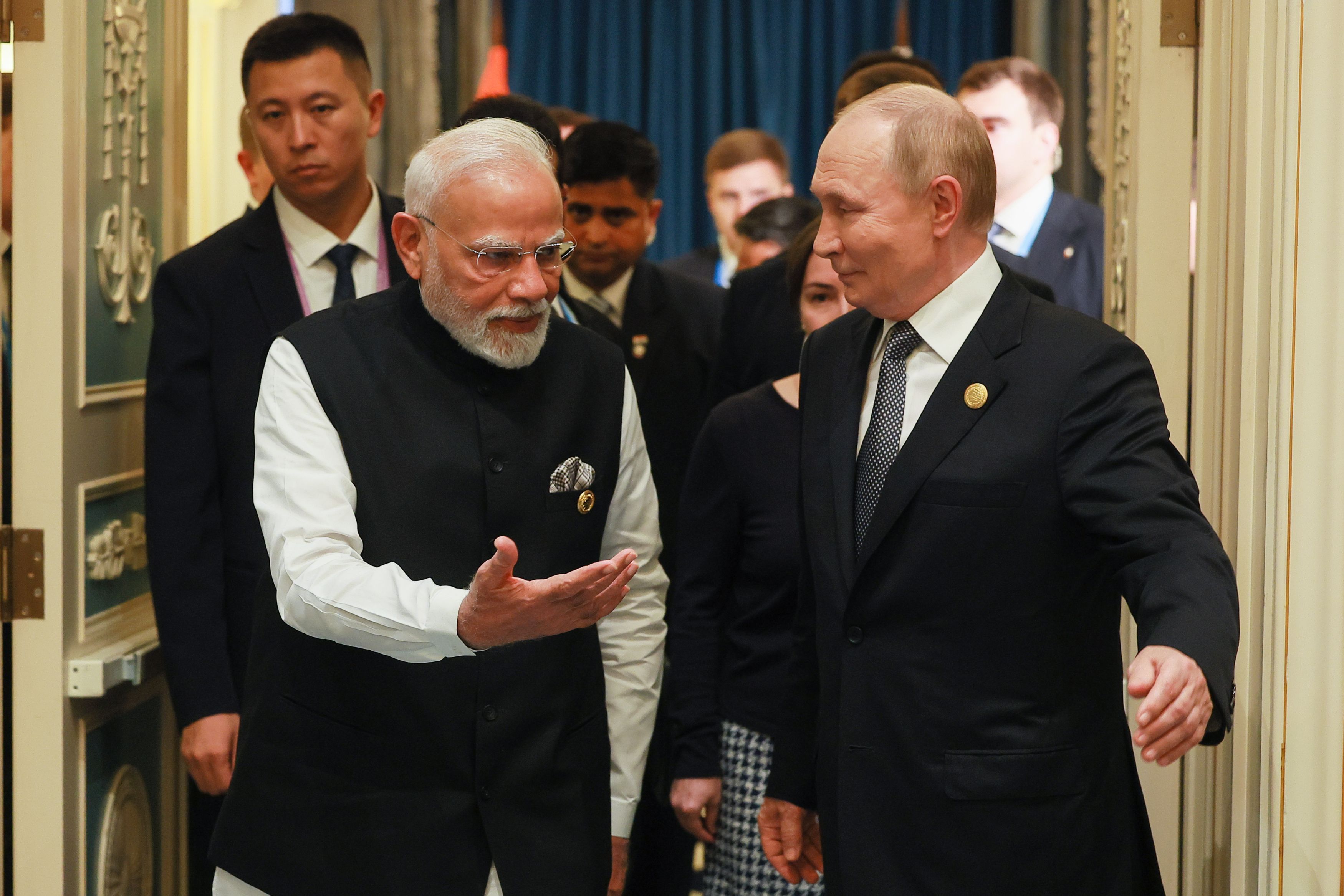 Putin și Modi, surprinși ținându-se de mână la summit, în timp ce Xi acuză Occidentul de „bullying”