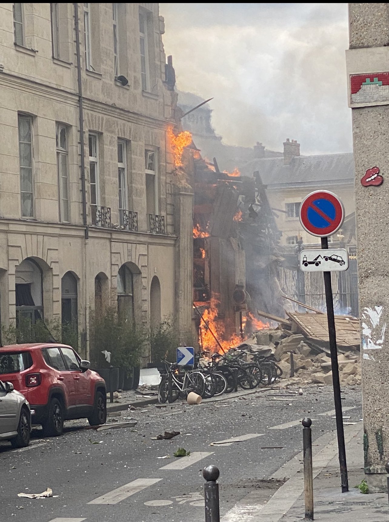 Explozie în centrul Parisului, urmată de un incendiu puternic. O clădire s-a prăbușit parțial, iar zeci de persoane au fost rănite. VIDEO