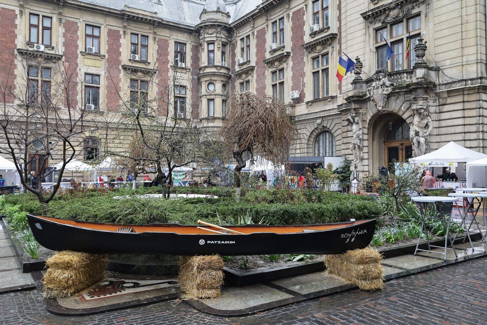 Borș pescăresc și mici din pește sub privirile bucureștenilor. Cât a ajuns să coste un kilogram de cozonac la târgul pescăresc de Florii