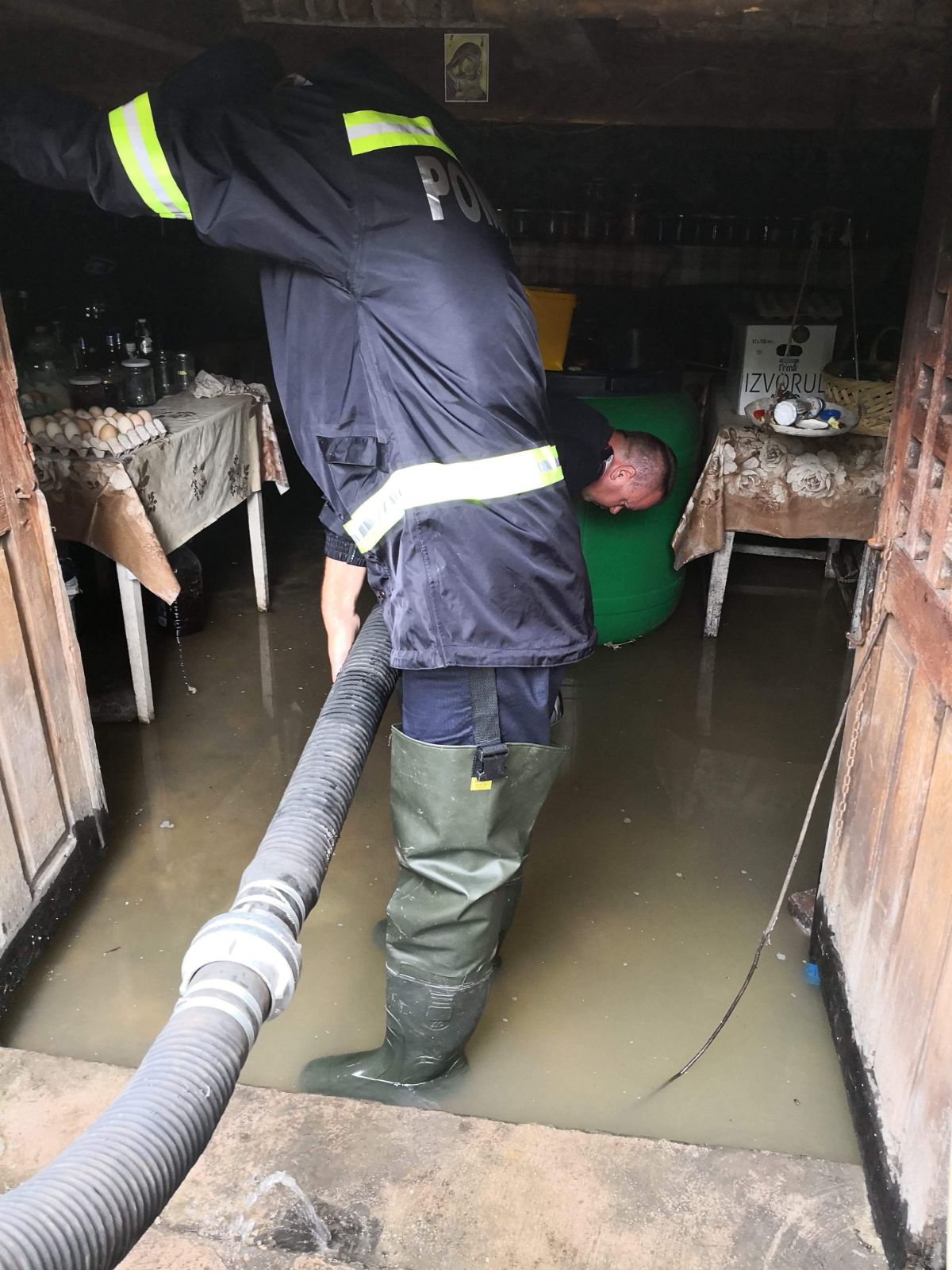 UPDATE/ Cod roșu de inundații în Vâlcea, Gorj și Argeș. Zeci de oameni au fost evacuați din case în Băbeni, Vâlcea
