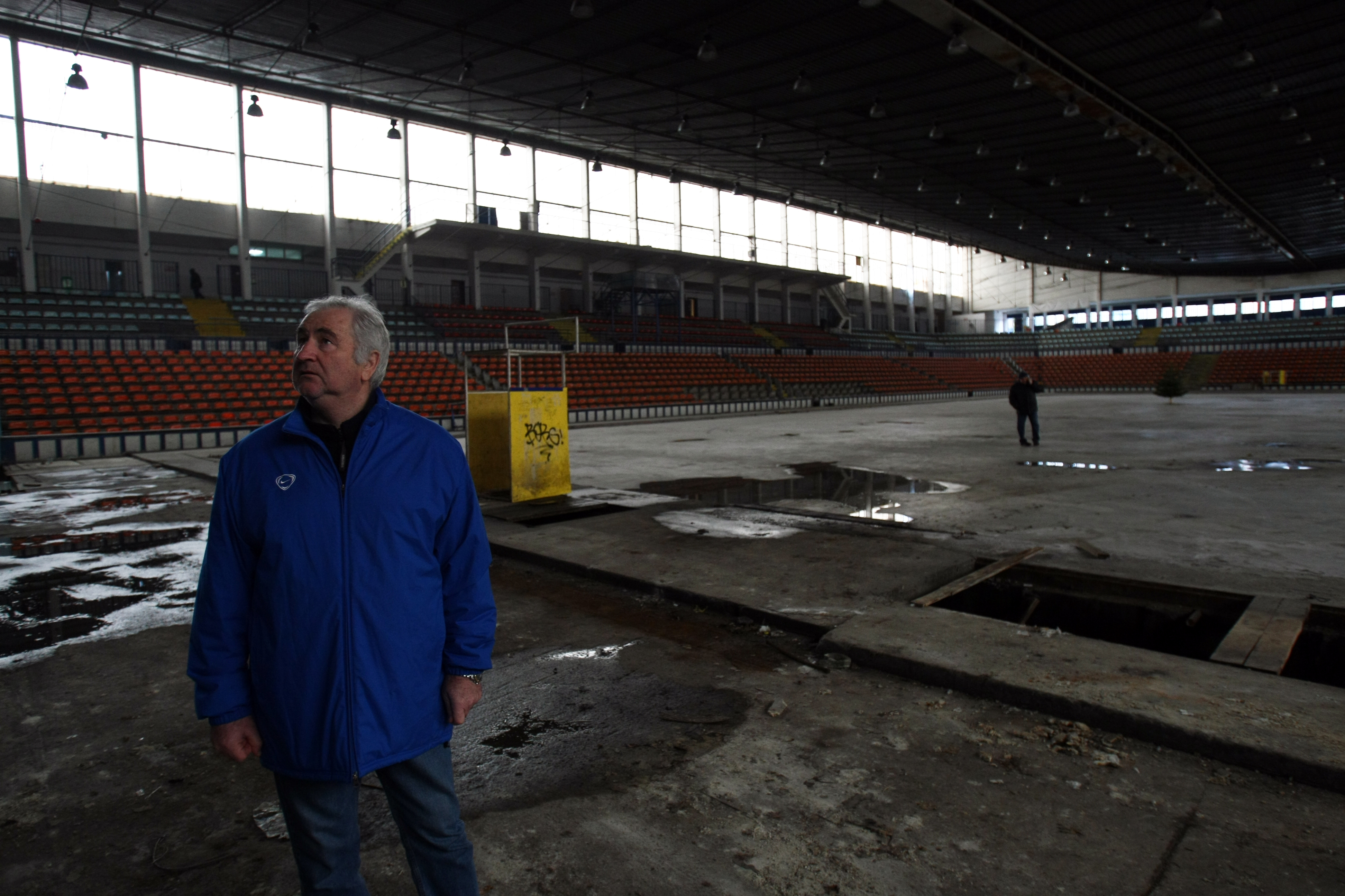 Patinoarul "Flamaropol" e o ruină. Reconstrucția întârzie / GALERIE FOTO