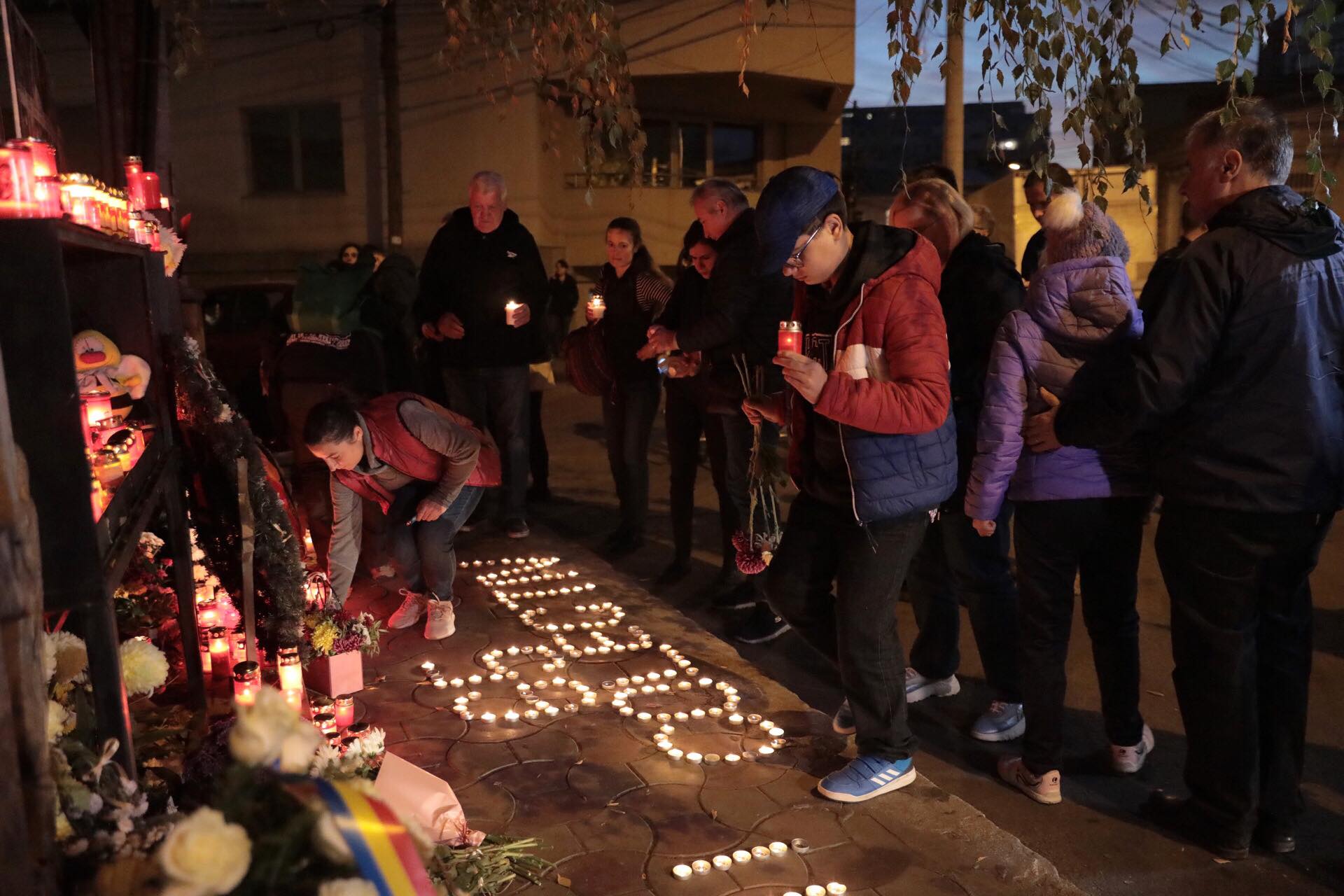 Marș în memoria victimelor de la Colectiv. Fotografiile tinerilor care au murit au fost așezate în fața Parchetului