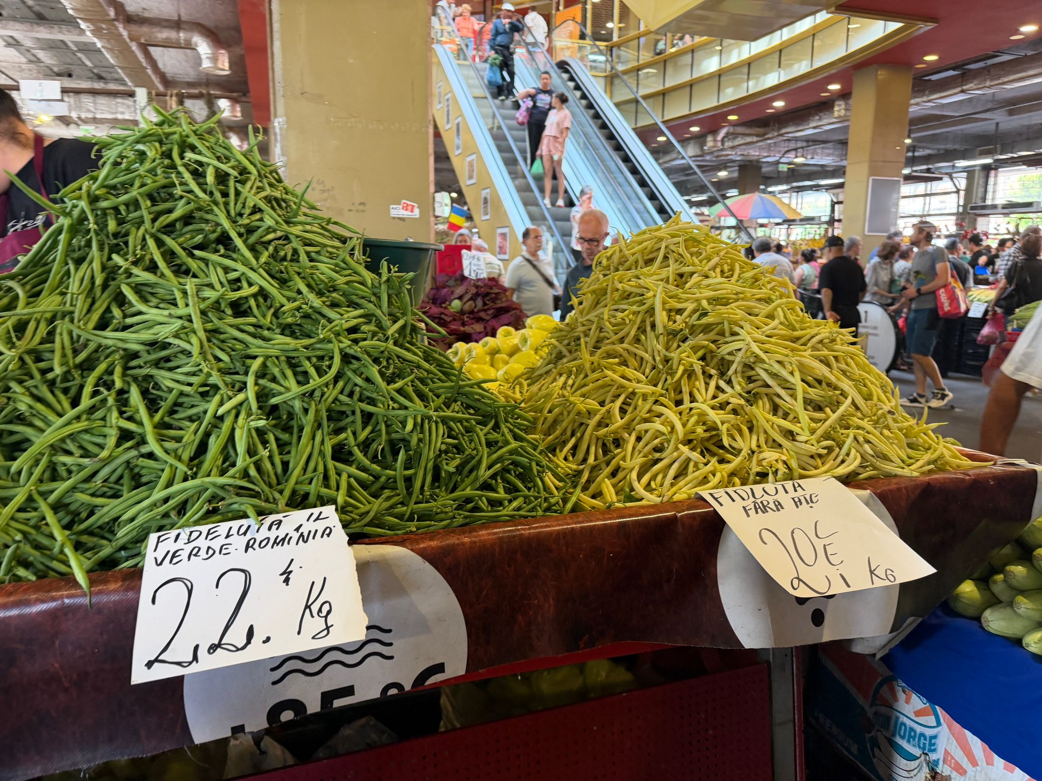 Cât costă legumele românești în Piața Obor. Prețurile pentru roșii, castraveți, cartofi, ardei, ceapă și fasole