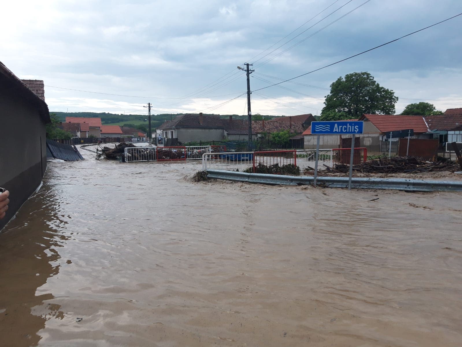 FOTO/ Inundațiile au făcut prăpăd în Alba, cu drumuri blocate de noroaie și mașini răsturnate de viitură. Imaginile dezastrului