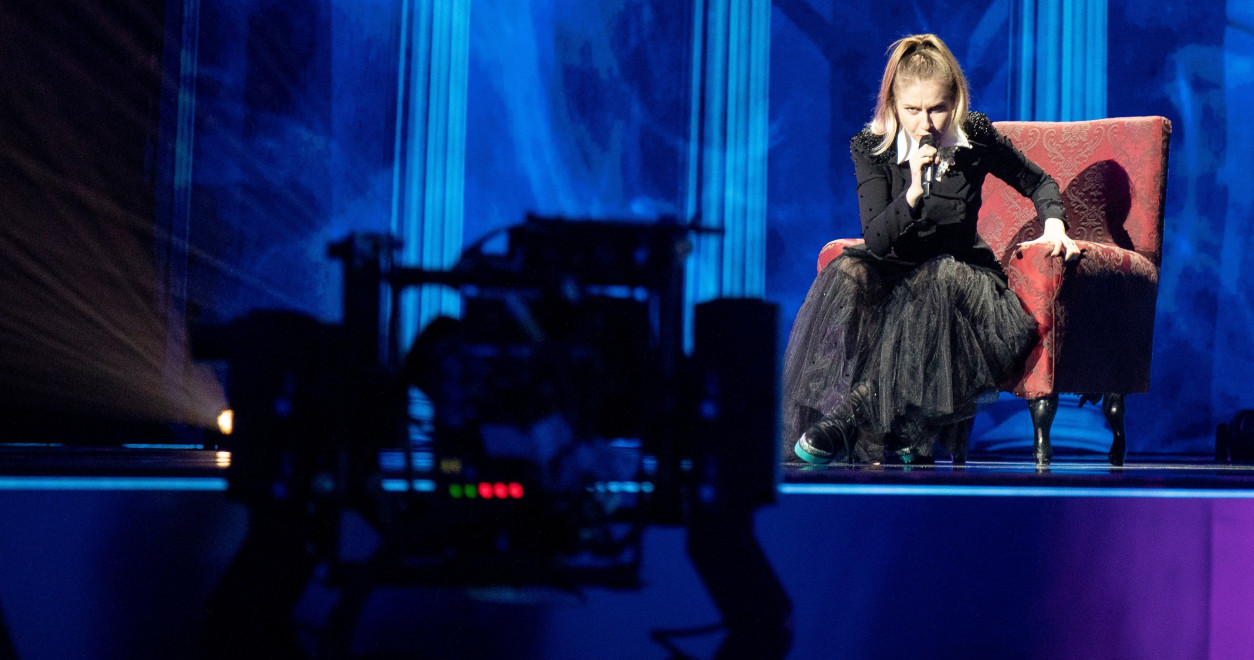 Ester Peony, la prima apariție pe scena Eurovision. "Voi cânta pentru toți românii și îi invit să fie alături de mine, pentru că reprezint țara noastră la cea mai mare competiție muzicală din lume" | FOTO & VIDEO
