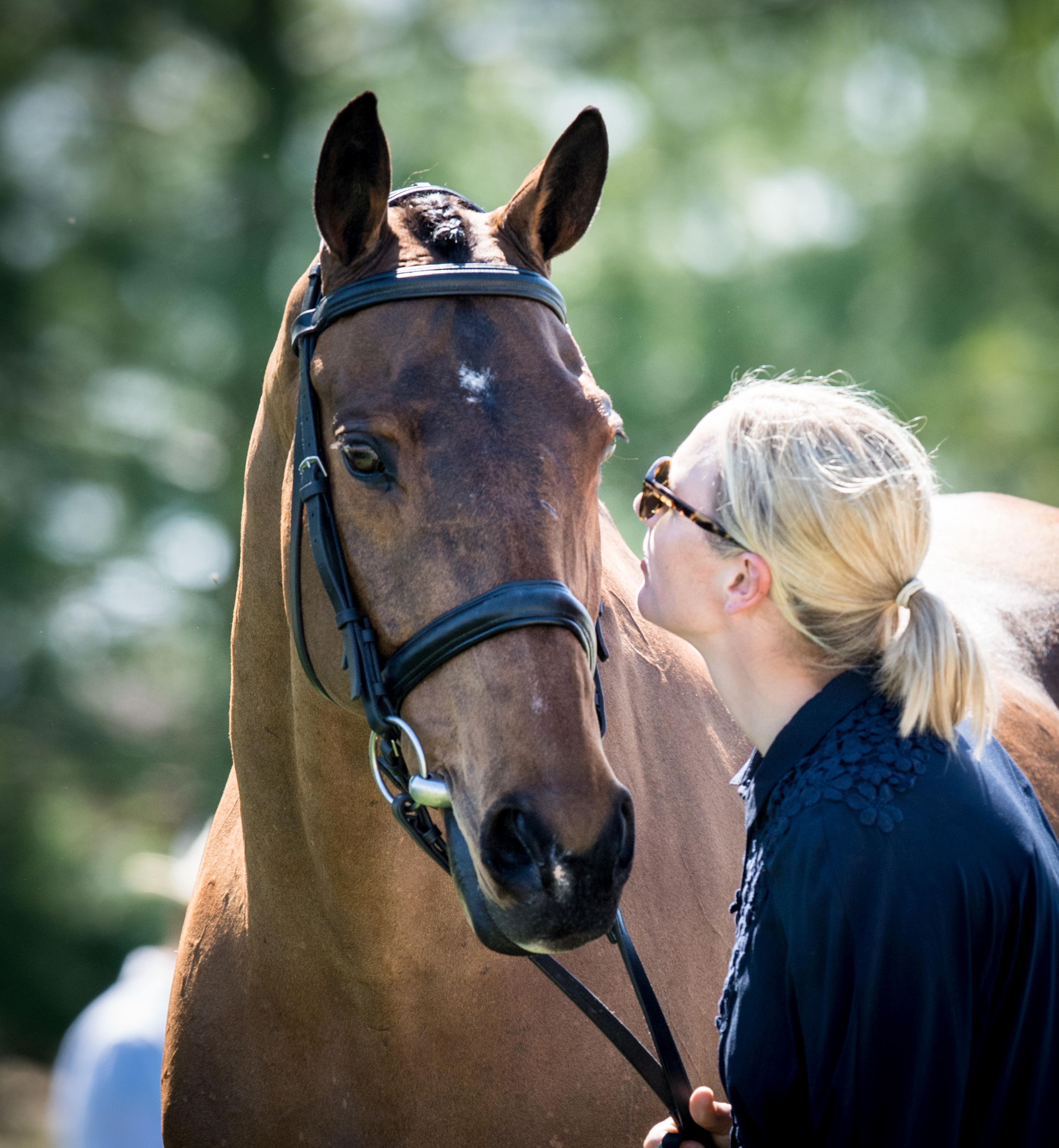 FOTO | Zara Tindall, nepoata reginei Elisabeta a II-a, a născut o fetiță