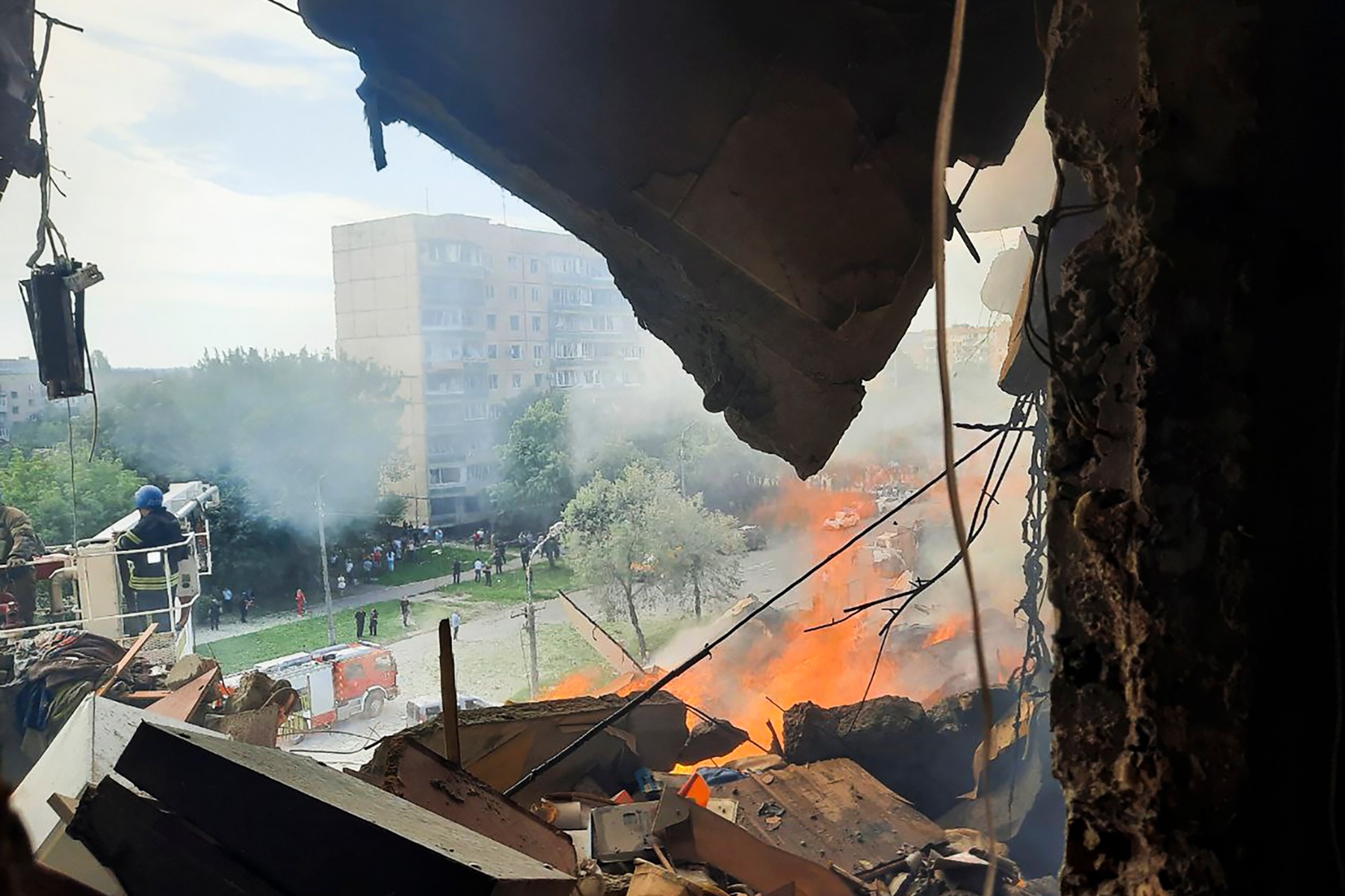 Imagini din orașul Krivoi Rog, după atacul cu rachete. „Din păcate, există morți și răniți. S-ar putea să fie oameni sub dărâmături”