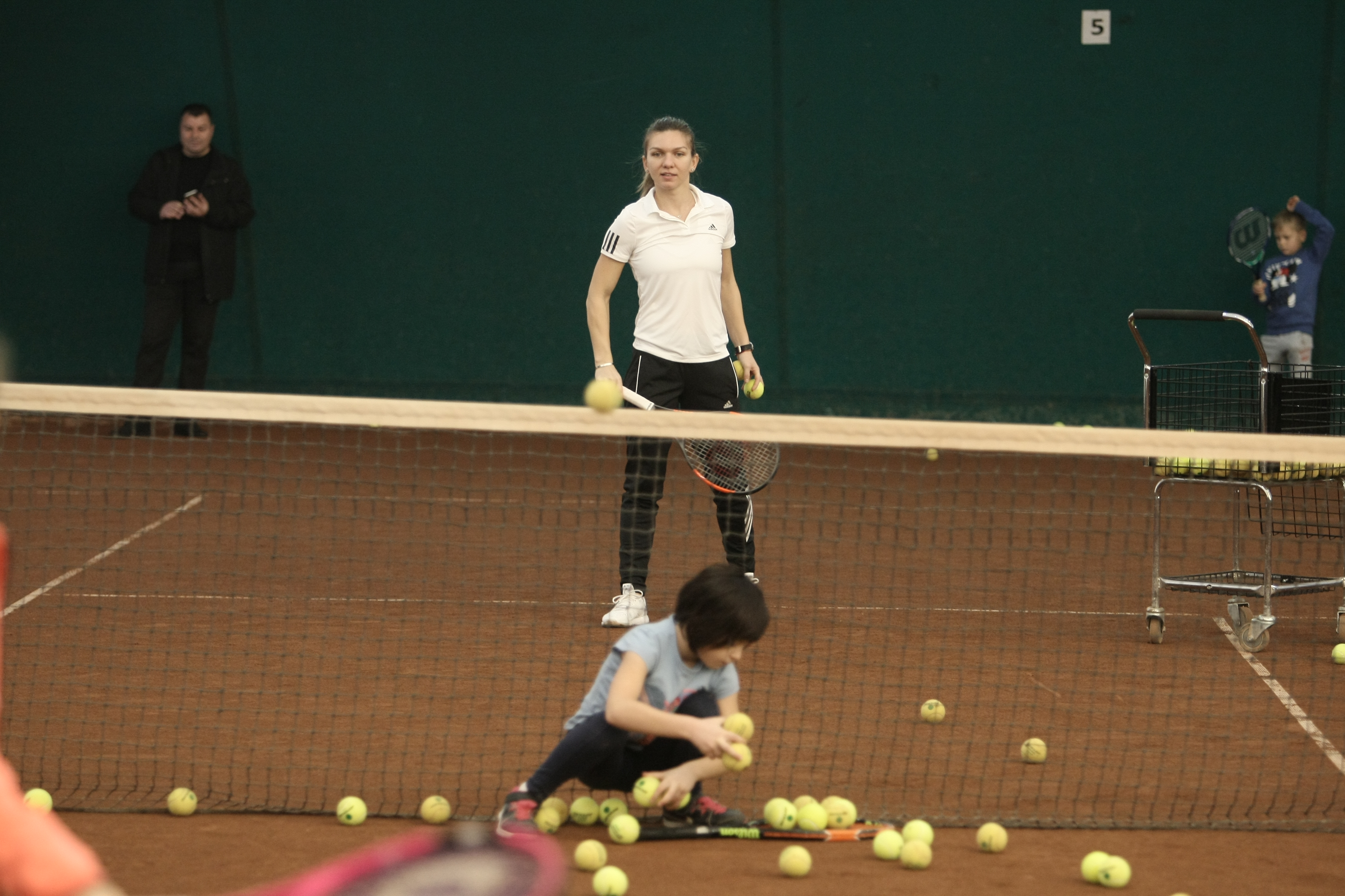 Simona Halep și-a luat energie de la copii! Un fost fotbalist stelist și-a adus fata, ca să ia autograf de la campioană / GALERIE FOTO