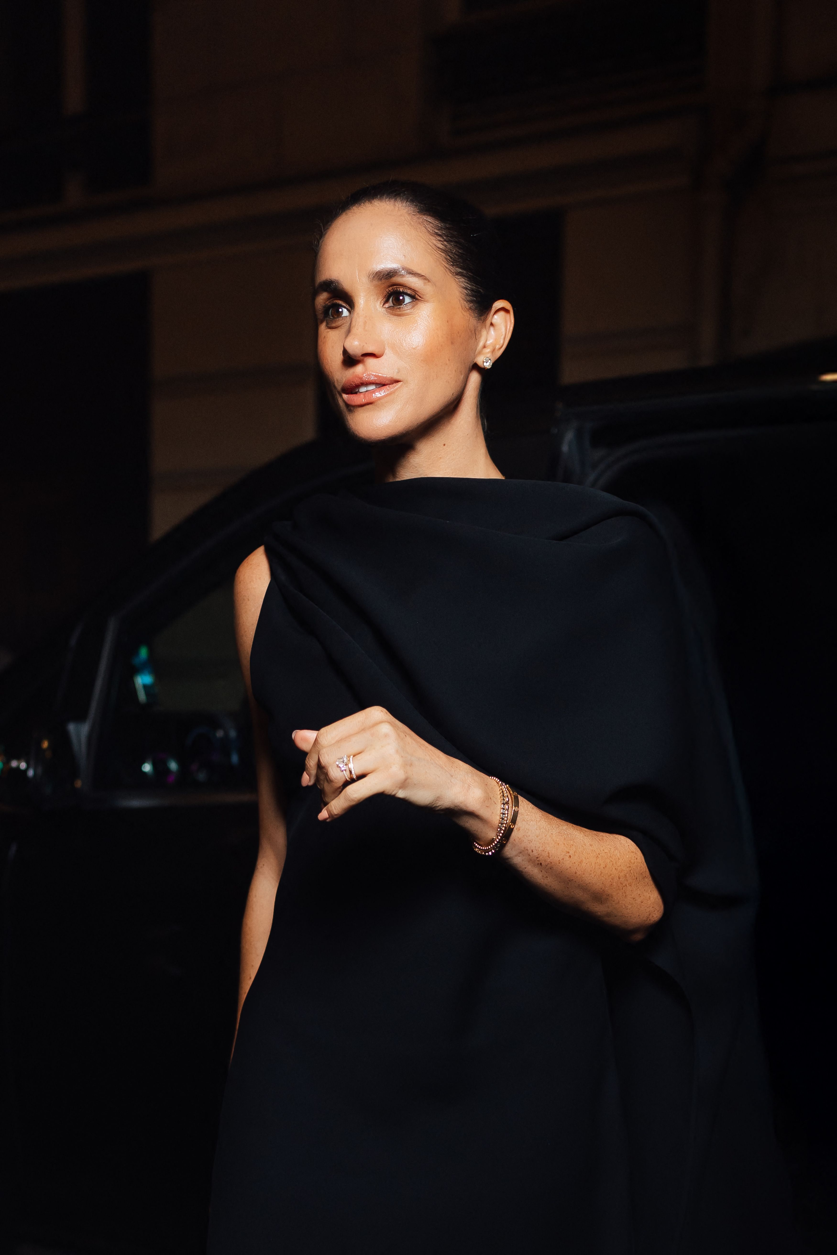 Cum a apărut Meghan Markle la Paris Fashion Week. Soția prințului Harry a atras toate privirile cu ținutele