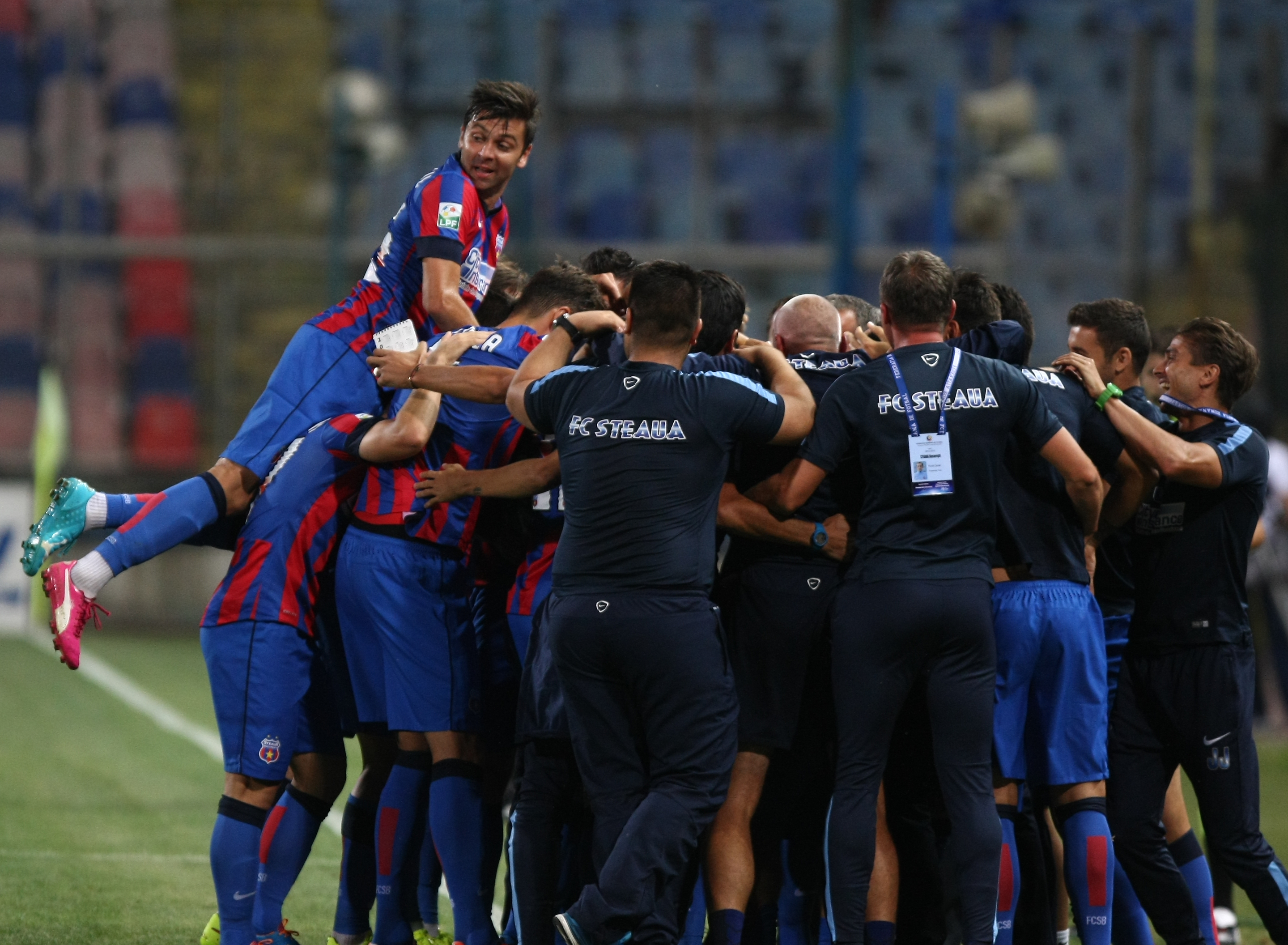 VIDEO & GALERIE FOTO/ Liga I: Steaua - Gaz Metan 3-1. ^ "Dublă" Keşeru. Sânmărtean a înscris  direct din corner. Steaua a urcat pe primul loc