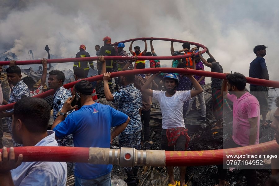 Sute de pompieri se luptă cu un incendiu masiv izbucnit la o piață de haine din capitala Bangladeshului