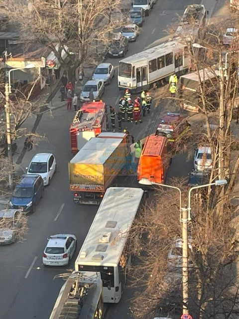 Un tramvai a deraiat în zona Baicului din Bucureşti şi a lovit cinci maşini. FOTO