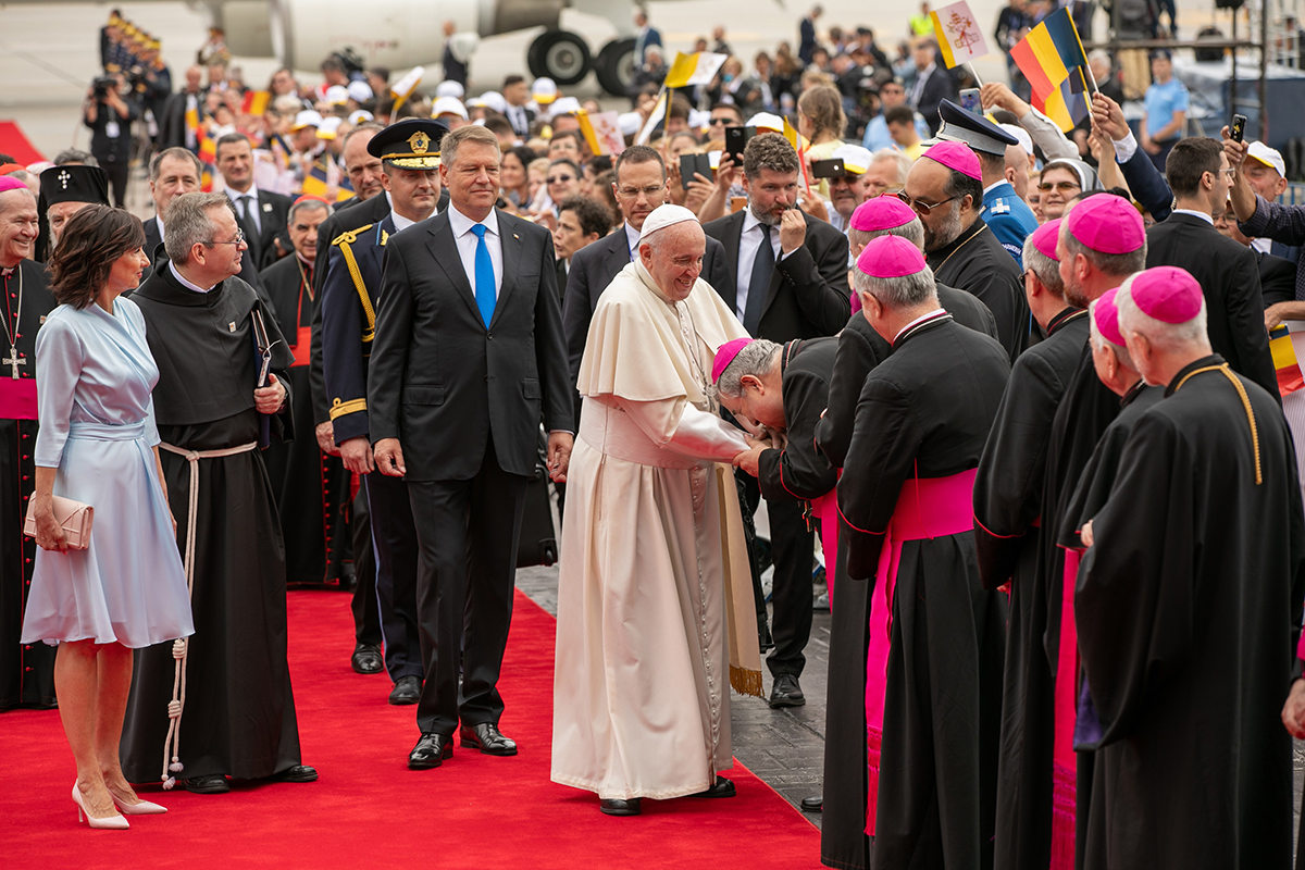 VIDEO | Primele imagini de la sosirea Papei Francisc în România