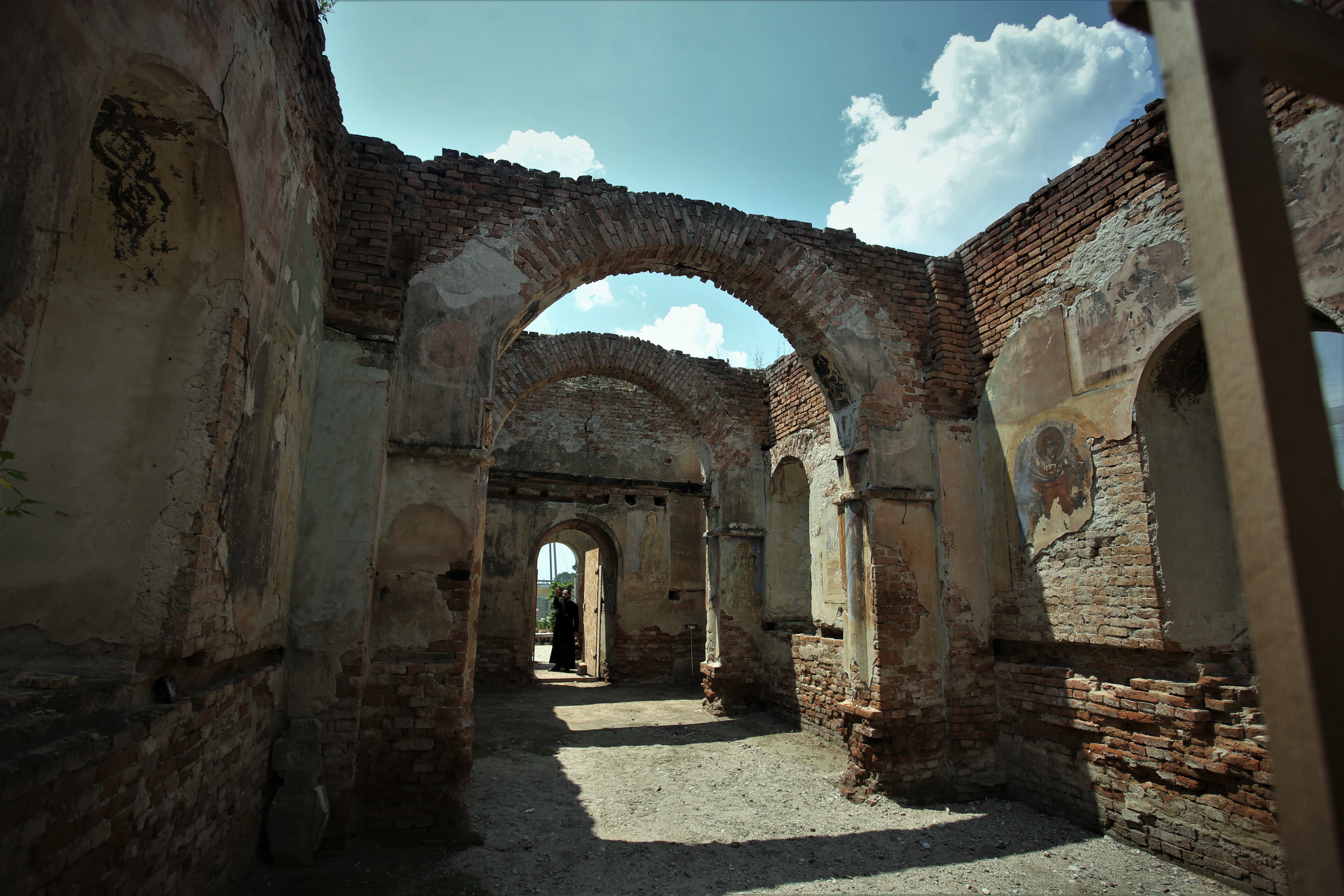 Izolare sau sihăstrie. De un an jumătate, călugărul Justinian este starețul unei biserici-ruină, din Teleorman