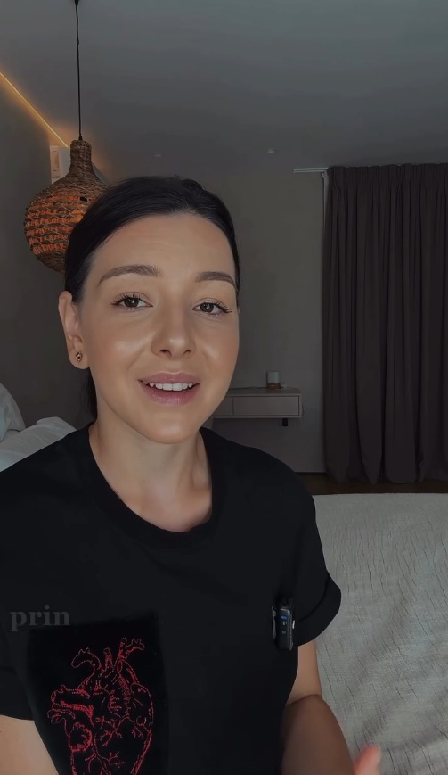 Cum arată casa decorată în stil Wabi Sabi, cu pereți de argilă, în care s-a mutat Sasha Lopez: „Am vrut ceva care să ne amintească de strămoși”