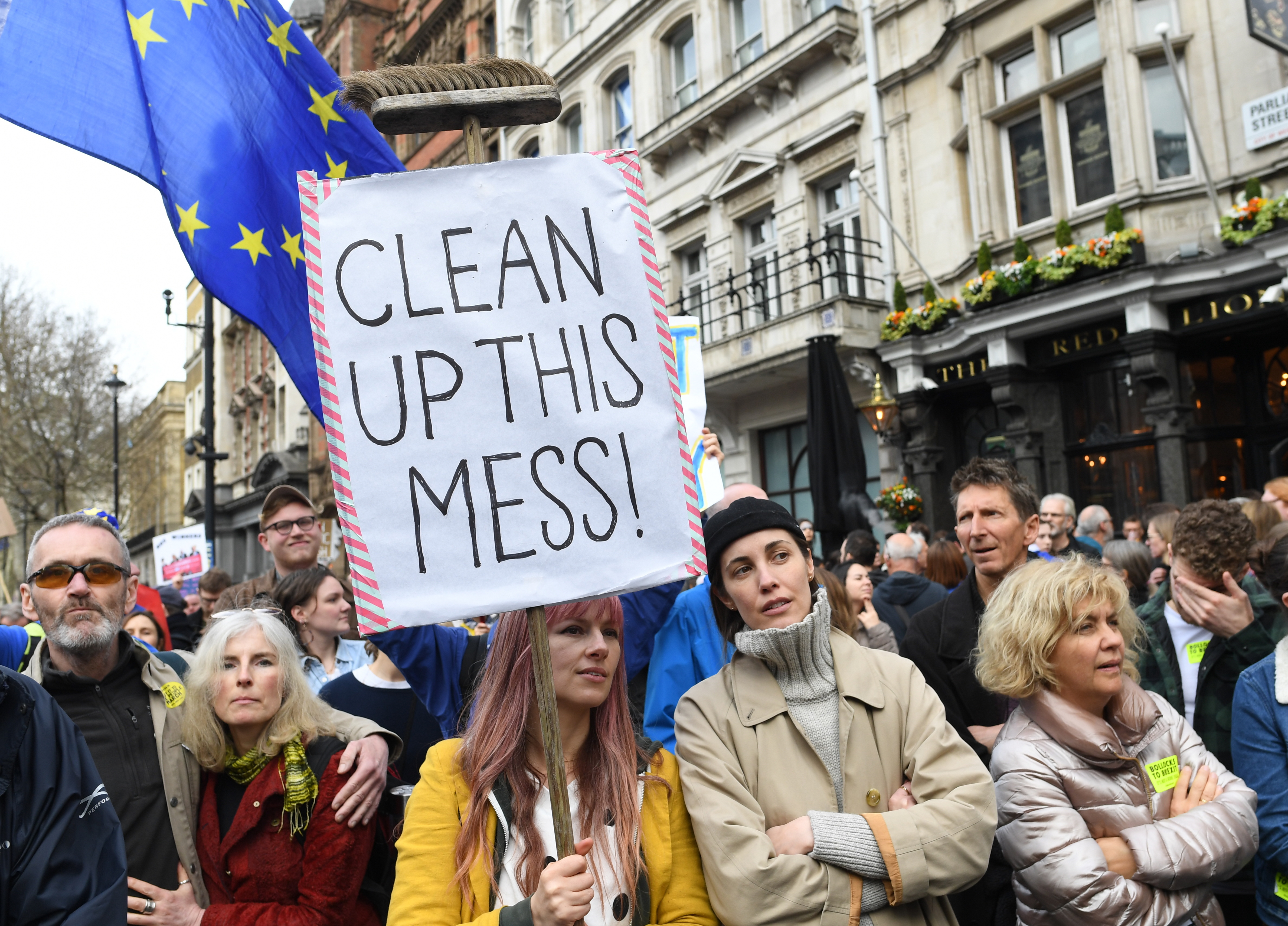 Sute de mii de oameni au protestat la Londra pentru organizarea unui nou referendum pe tema Brexitului (FOTO & VIDEO)