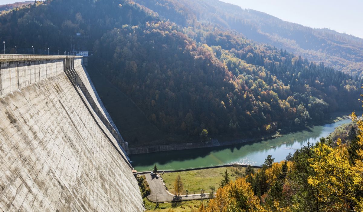 Când se reumple lacul Vidraru: a fost adus inclusiv un elicopter la baraj