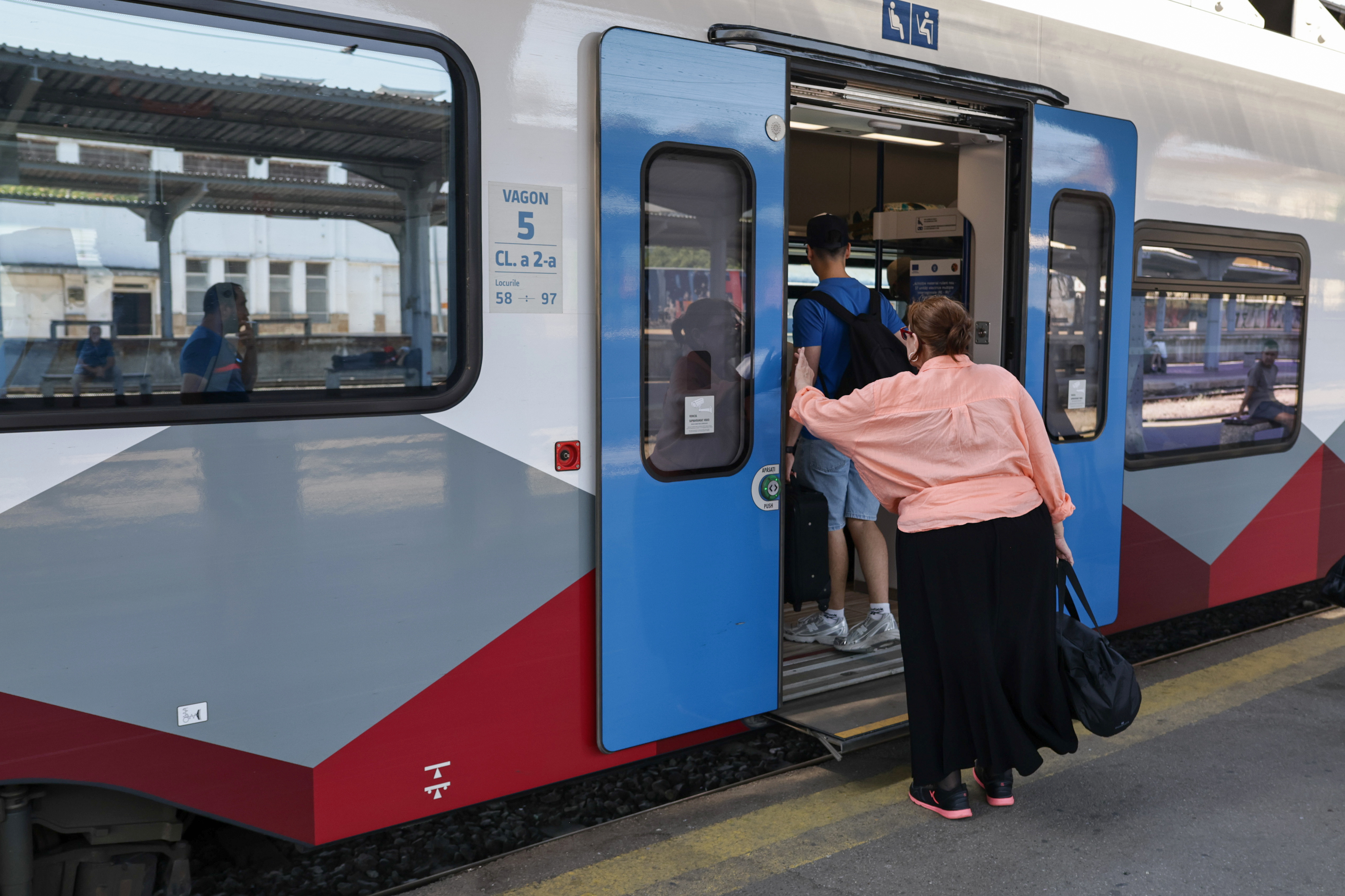 Icoane, merdenele și chiloți. Între istorie și mizerie: ce s-a ales de una dintre cele mai importante clădiri din București