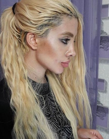 FOTO | Cum arată cu adevărat tânăra care a spus că a făcut 50 de operaţii pentru a avea chipul lui Angelina Jolie