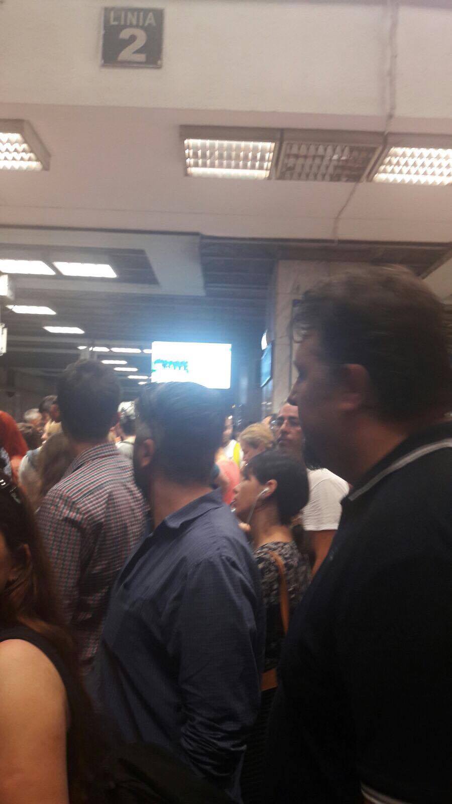 Haos pe linia de metrou Pipera - Berceni. Călătorii au fost dati jos din tren si rugați să meargă pe peronul celalalt