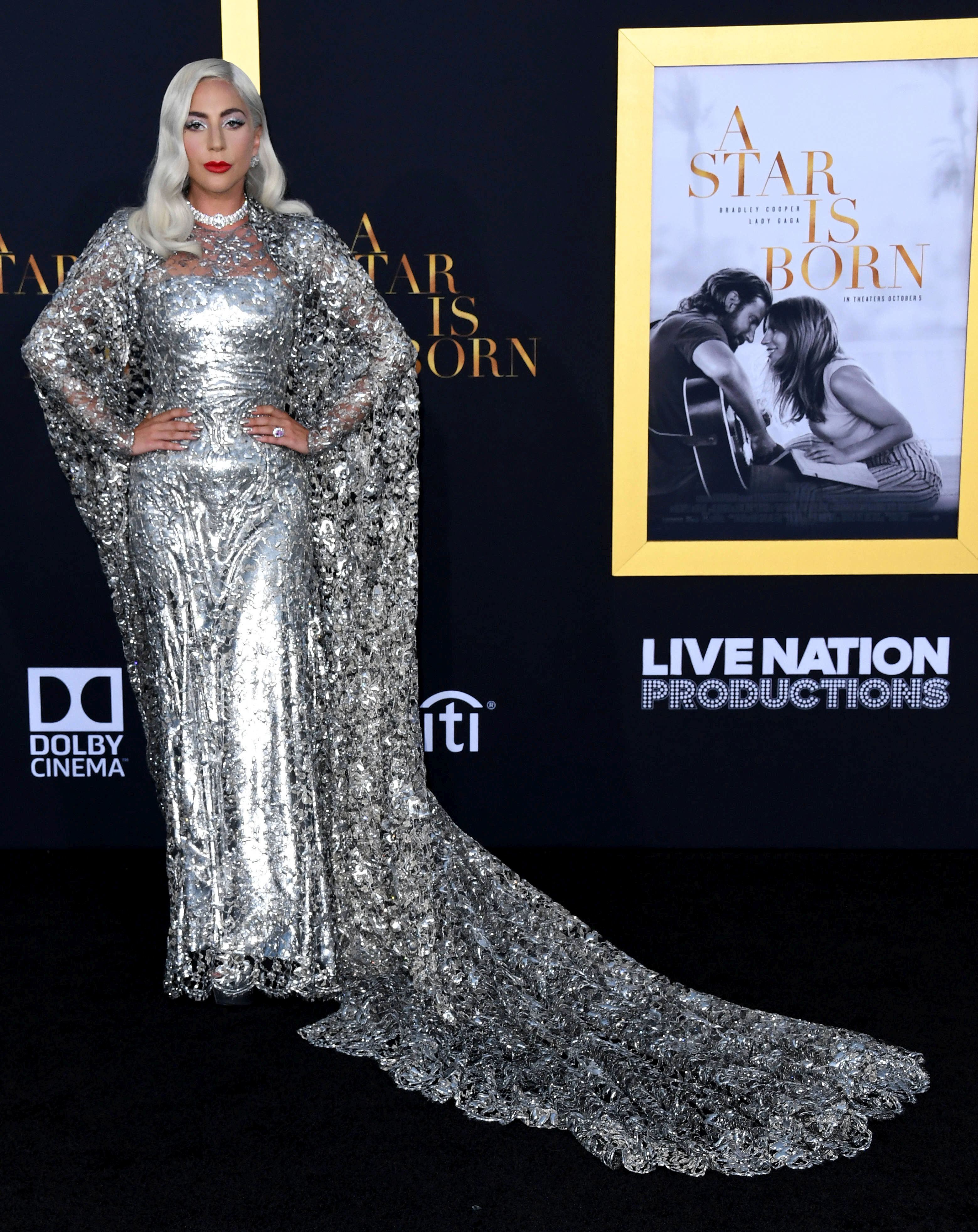 FOTO | Lady Gaga, apariție extravagantă la premiera filmului "A star is born" în UK