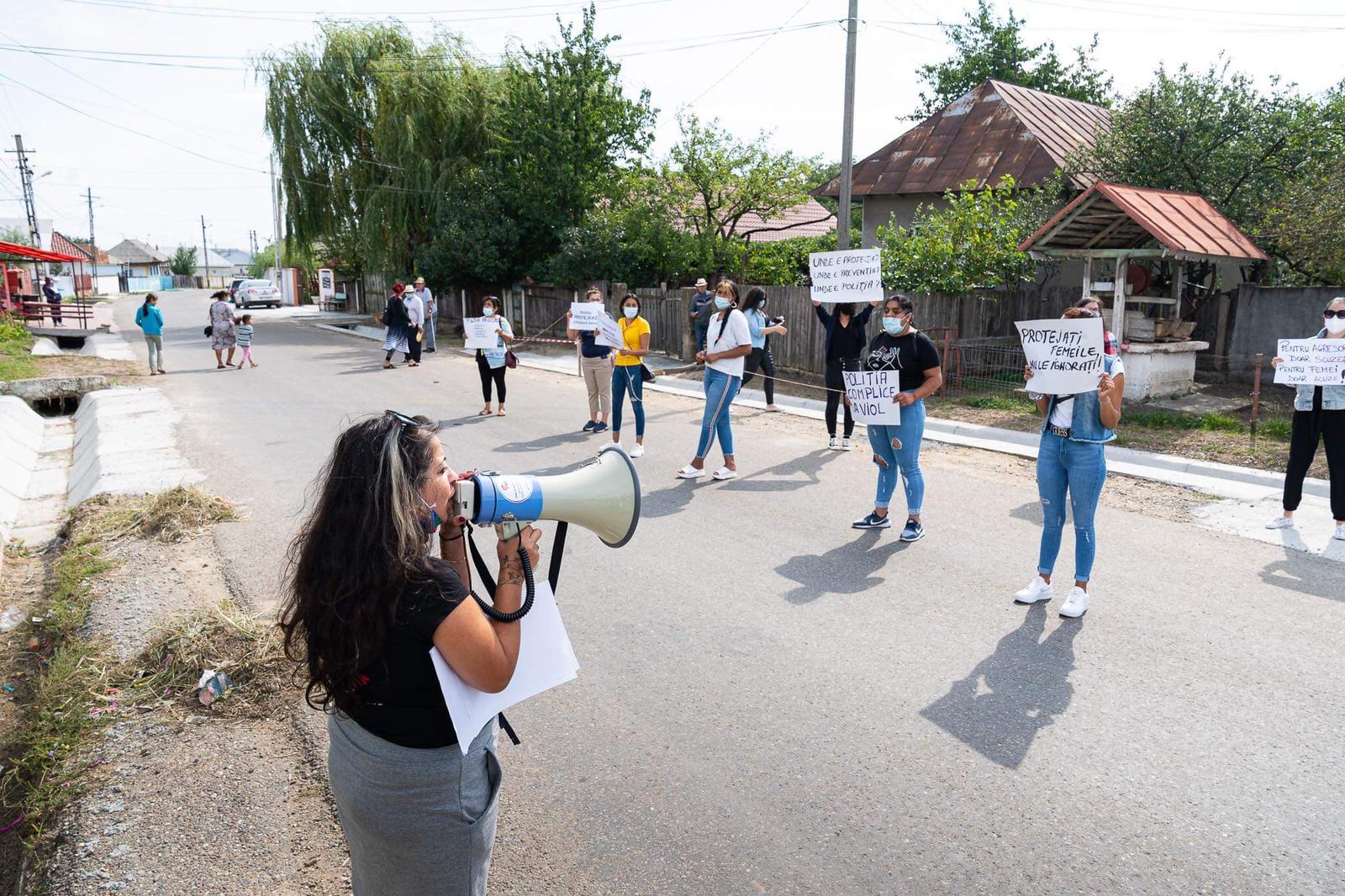Protest în fața Poliției din Valea Seacă, Bacău, după ce autoritățile au ignorat mai multe plângeri de viol. „Îi încurajează și mai mult pe violatori”