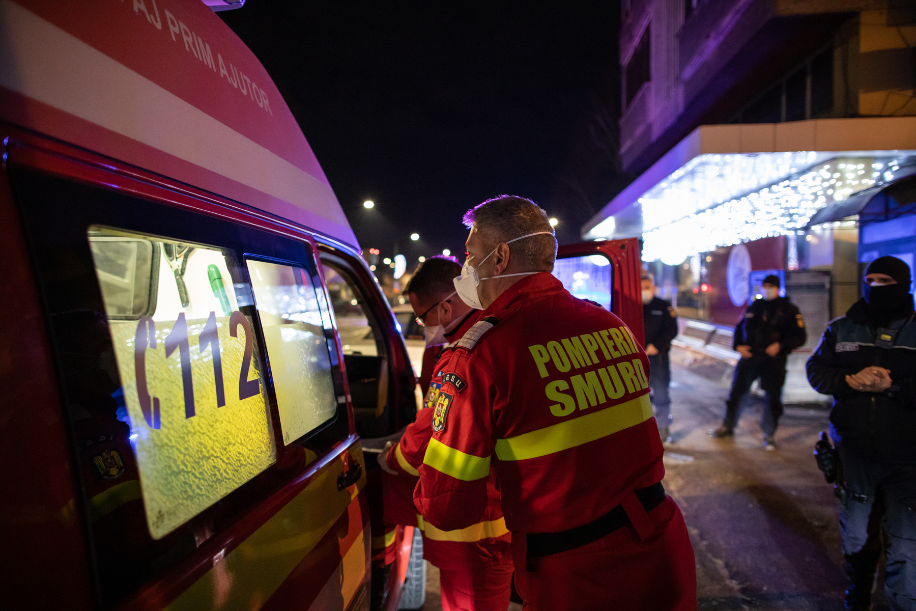 Noaptea dintre ani cu pompierii brașoveni: Cola, în loc de șampanie, și tânărul de 19 ani care n-a vrut să fie jandarm pentru a nu fi „împotriva cetățenilor”