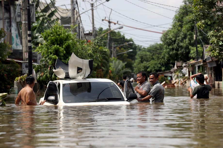 Zeci de morți și sute de mii de oameni evacuați, în urma inundațiilor catastrofale din Indonezia